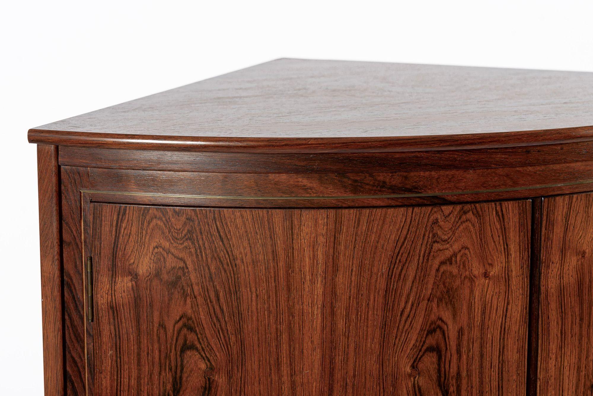 Mid Century Danish Modern Rosenholz Eckschrank 1960s im Zustand „Gut“ im Angebot in Detroit, MI