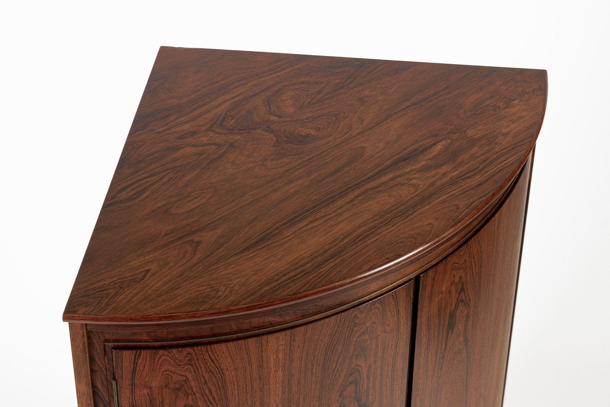 Mid Century Danish Modern Rosenholz Eckschrank 1960s (Mitte des 20. Jahrhunderts) im Angebot