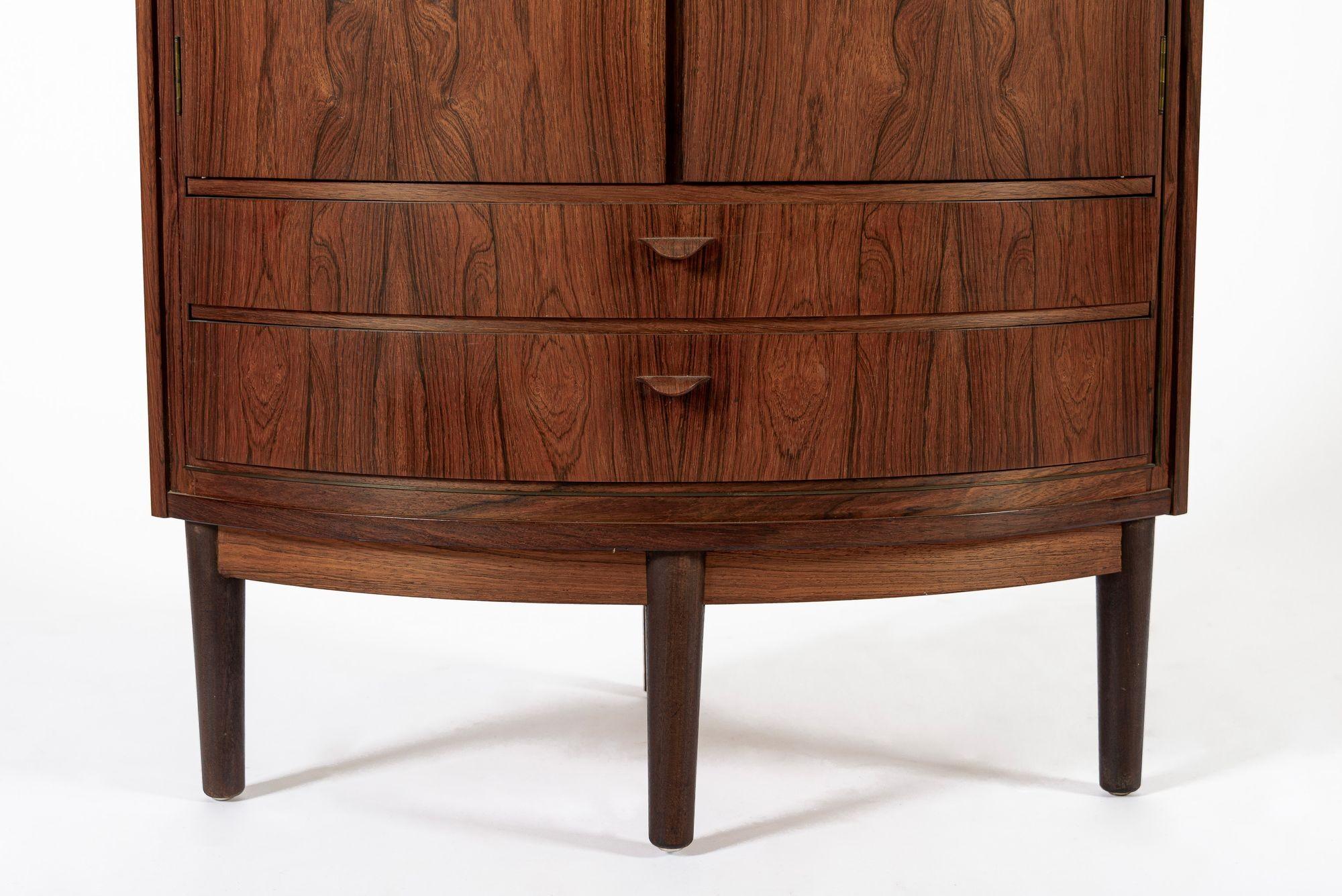 Mid Century Danish Modern Rosenholz Eckschrank 1960s (Messing) im Angebot