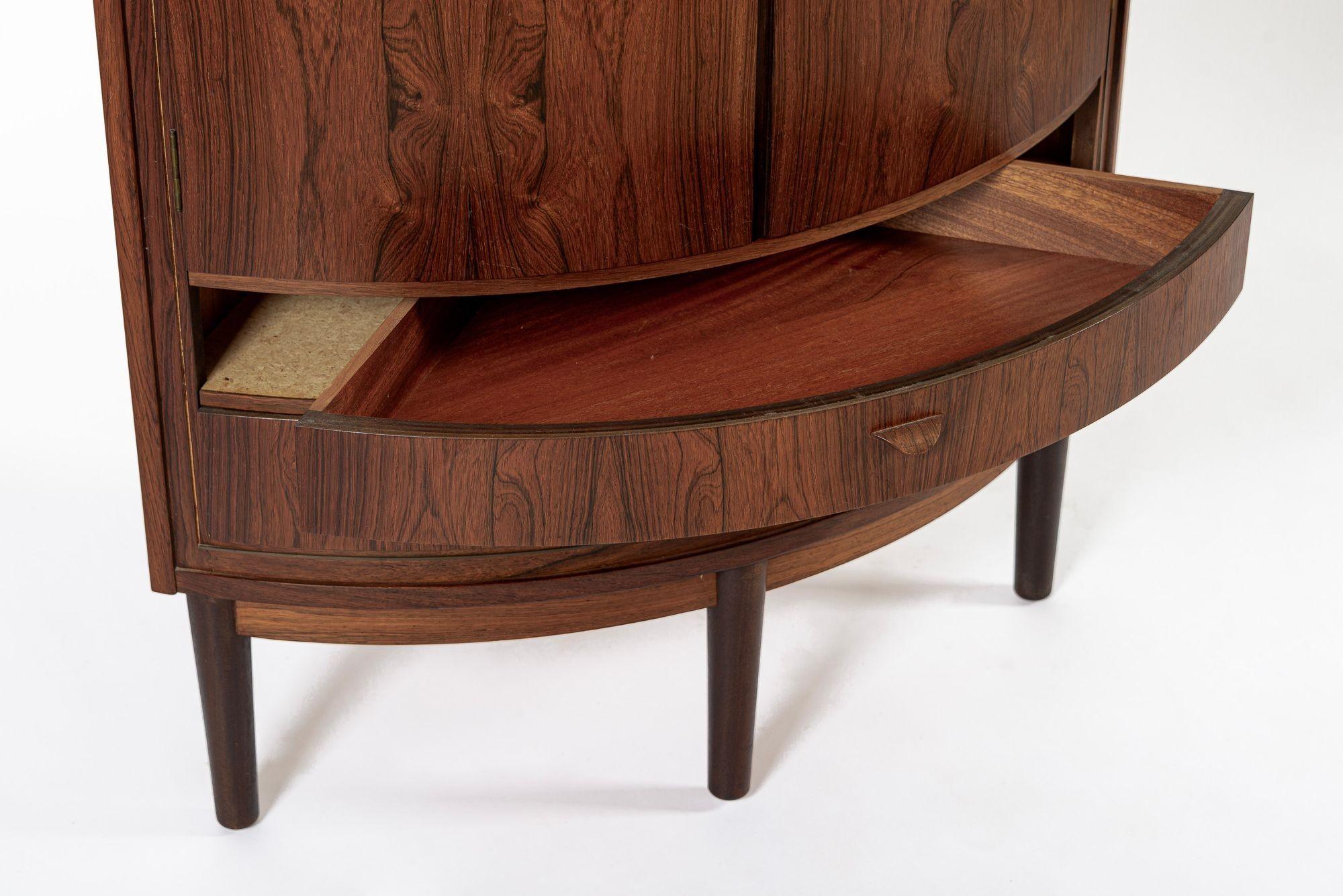Mid Century Danish Modern Rosenholz Eckschrank 1960s im Angebot 1