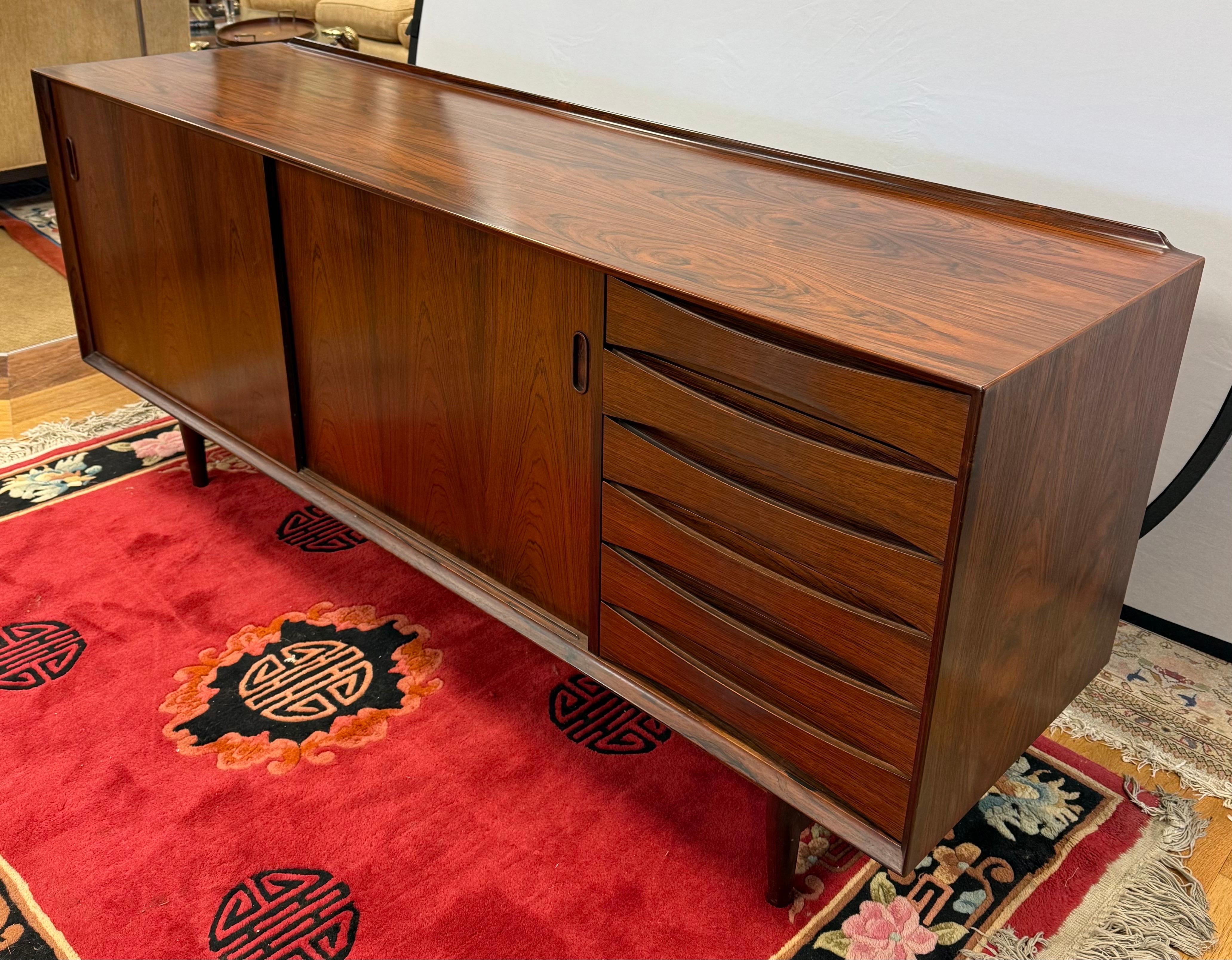 Arne Vodder Danish Modern Rosewood Credenza Sideboard Buffet Server Bar Cabinet In Good Condition In West Hartford, CT