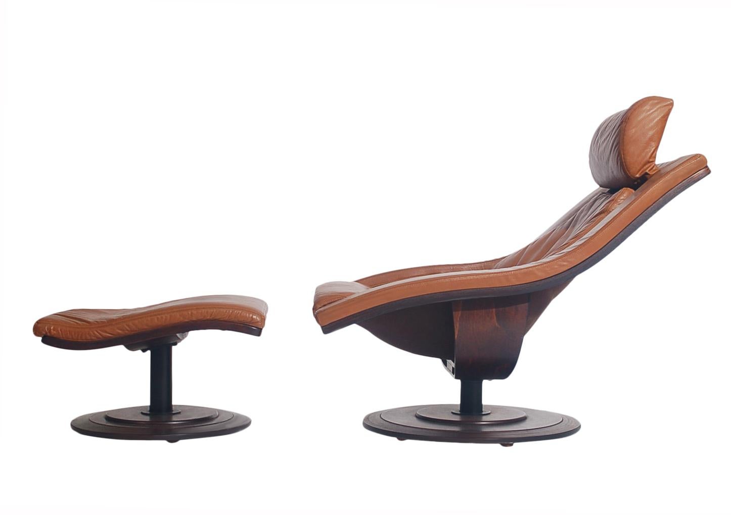 Scandinave moderne Ensemble fauteuil de salon et pouf pivotant en bois de rose et cuir, danois, moderne du milieu du siècle dernier