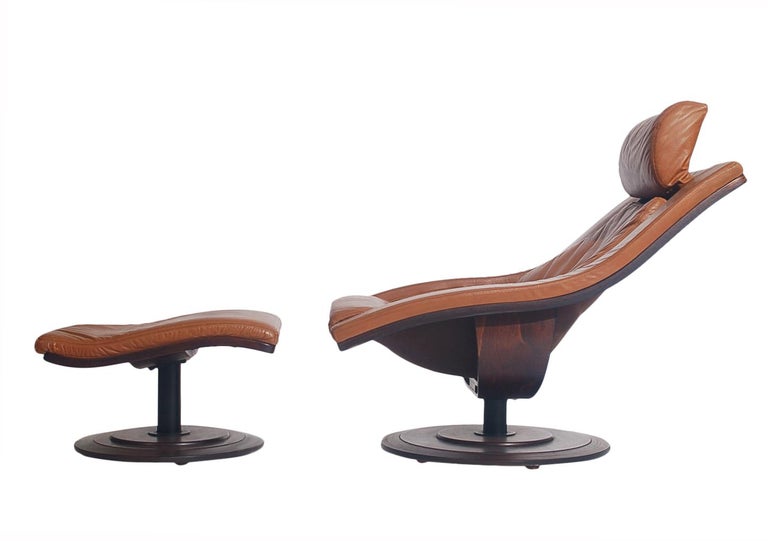 Scandinavian Modern Mid-Century Danish Modern Rosewood & Leather Swivel Lounge Chair & Ottoman Set For Sale