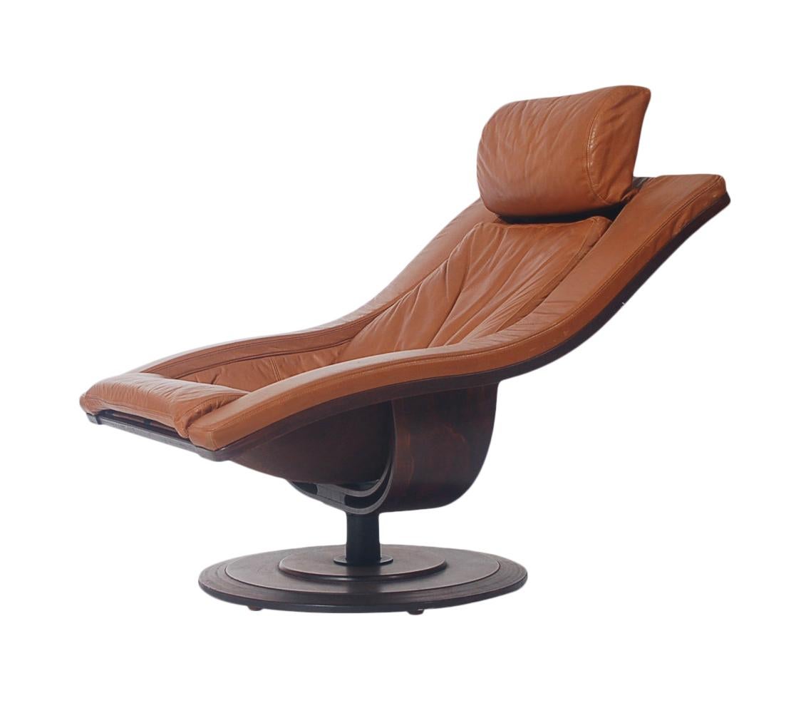 Suédois Ensemble fauteuil de salon et pouf pivotant en bois de rose et cuir, danois, moderne du milieu du siècle dernier