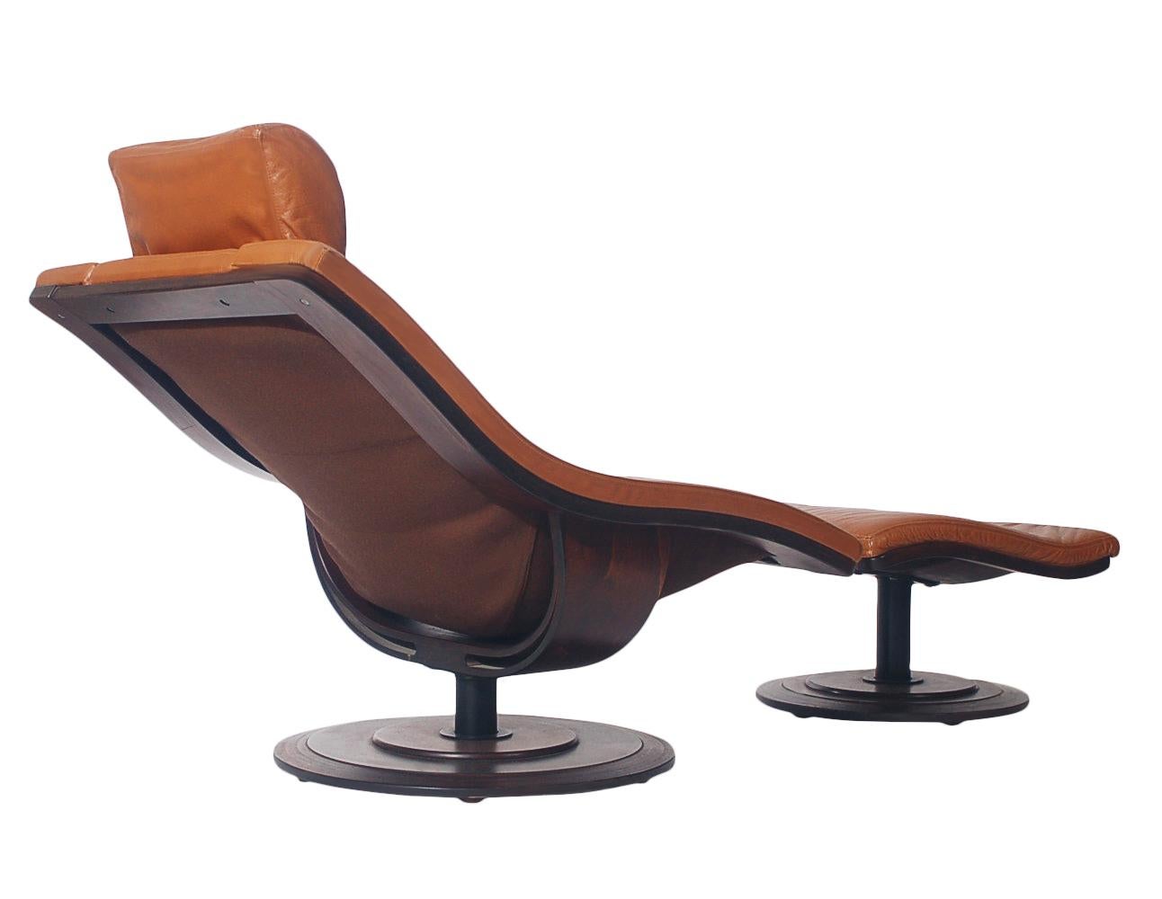 Ensemble fauteuil de salon et pouf pivotant en bois de rose et cuir, danois, moderne du milieu du siècle dernier Bon état à Philadelphia, PA