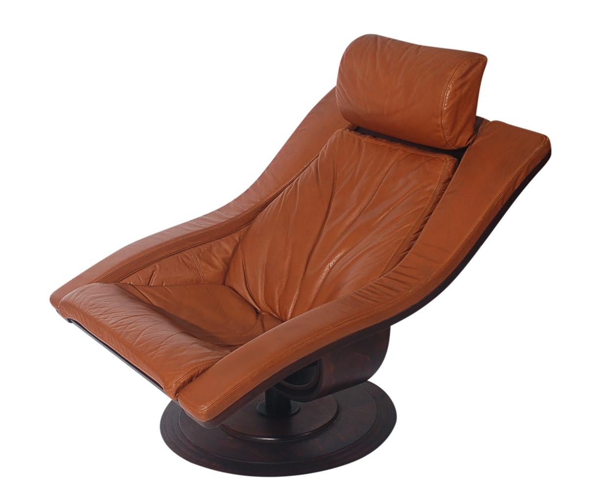 Mid-Century Danish Modern Rosewood & Leather Swivel Lounge Chair & Ottoman Set In Good Condition In Philadelphia, PA