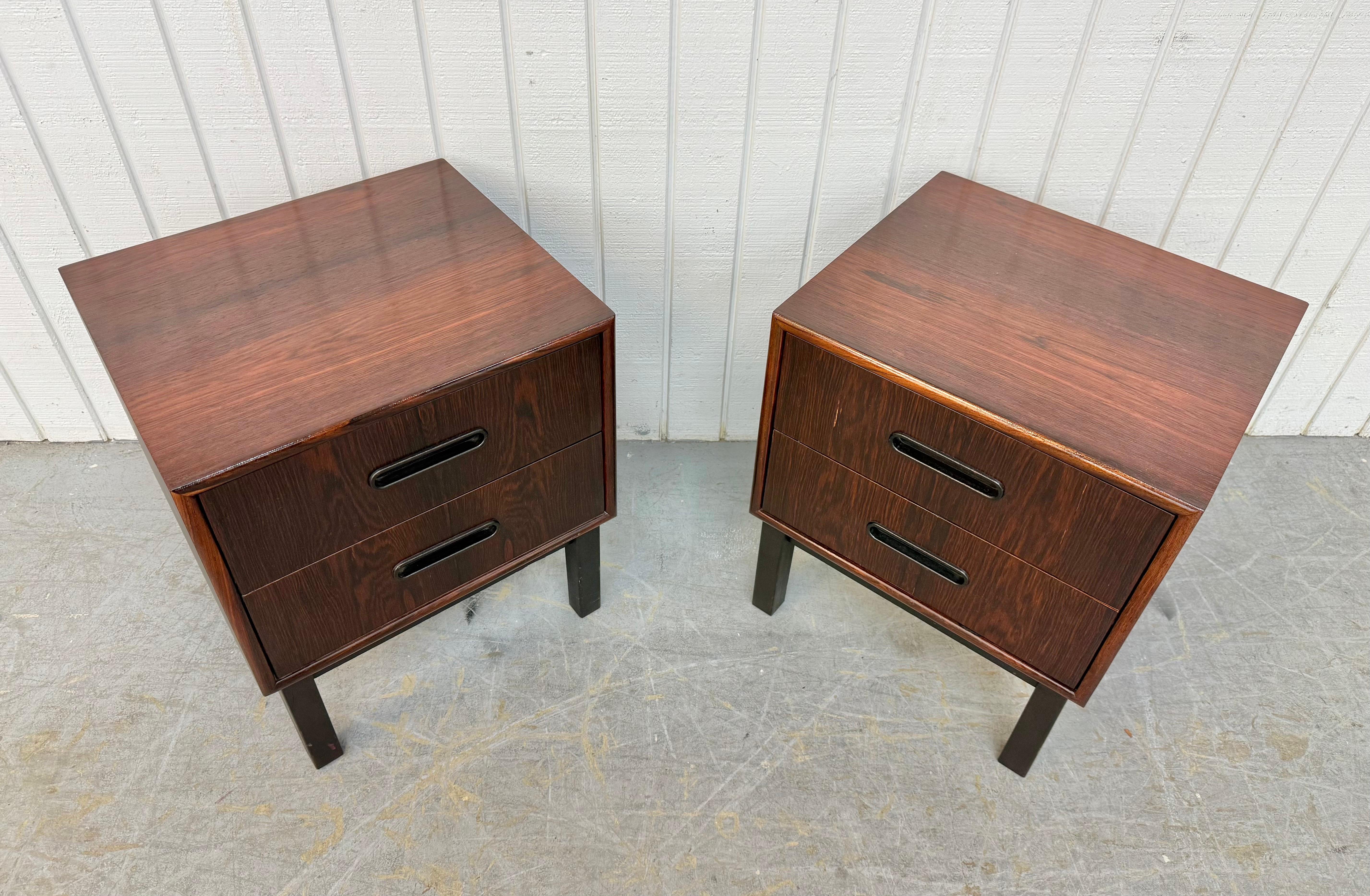Comodini in legno di palissandro della modernità danese del metà del secolo - Set di 2 In condizioni buone in vendita a Clarksboro, NJ
