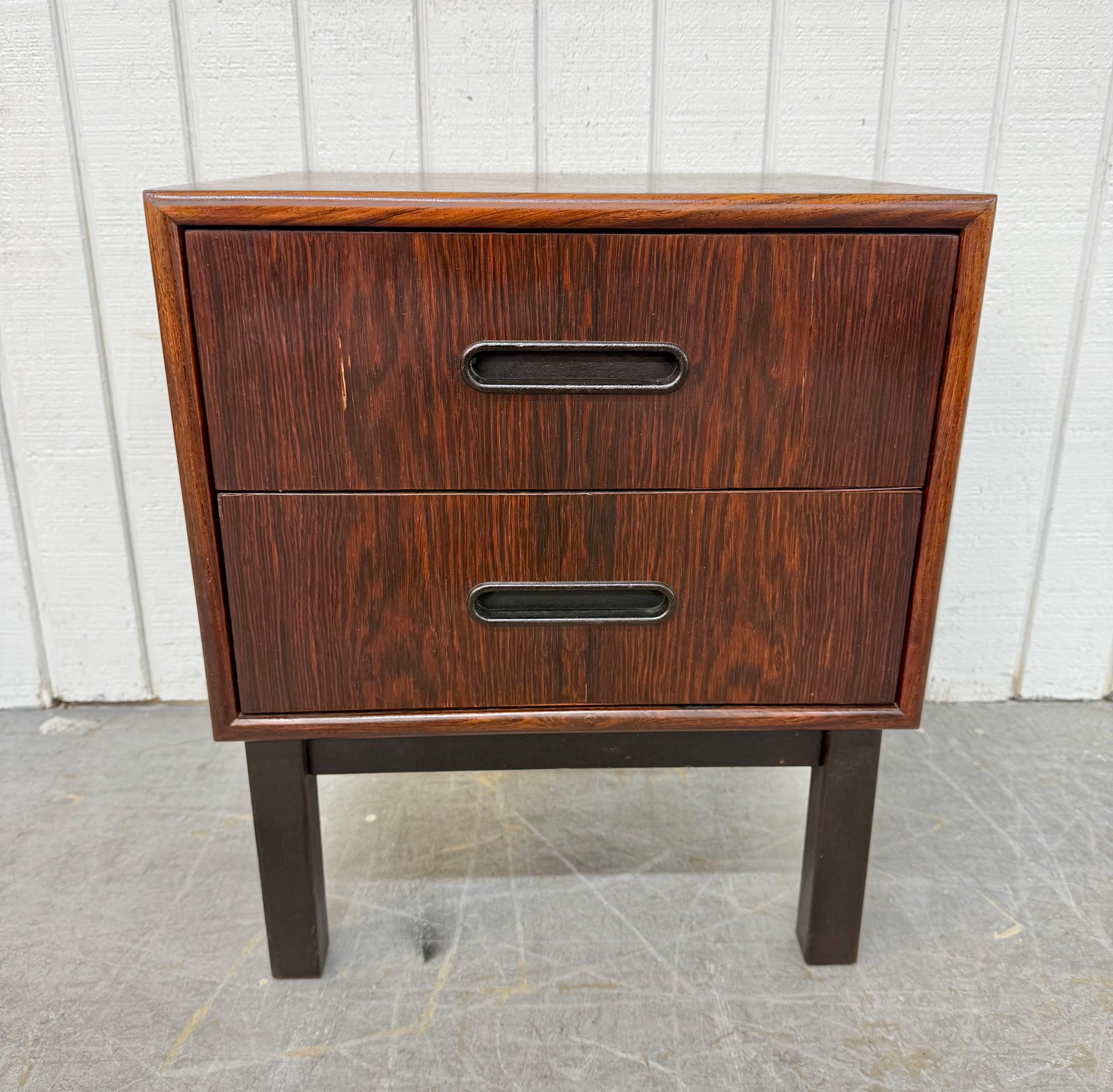 Legno Comodini in legno di palissandro della modernità danese del metà del secolo - Set di 2 in vendita