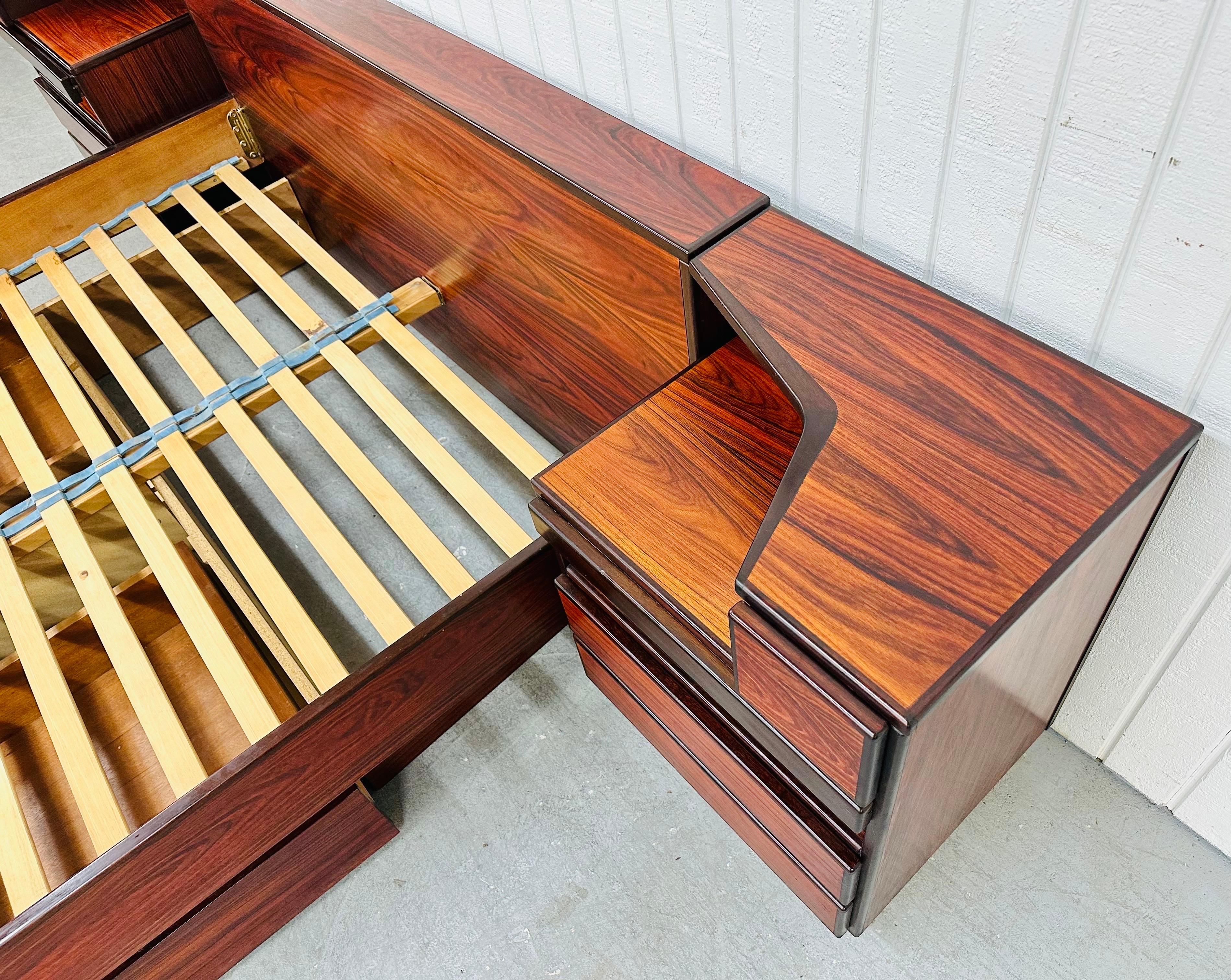 Mid-Century Danish Modern Rosewood Queen Platform Bed In Good Condition In Clarksboro, NJ