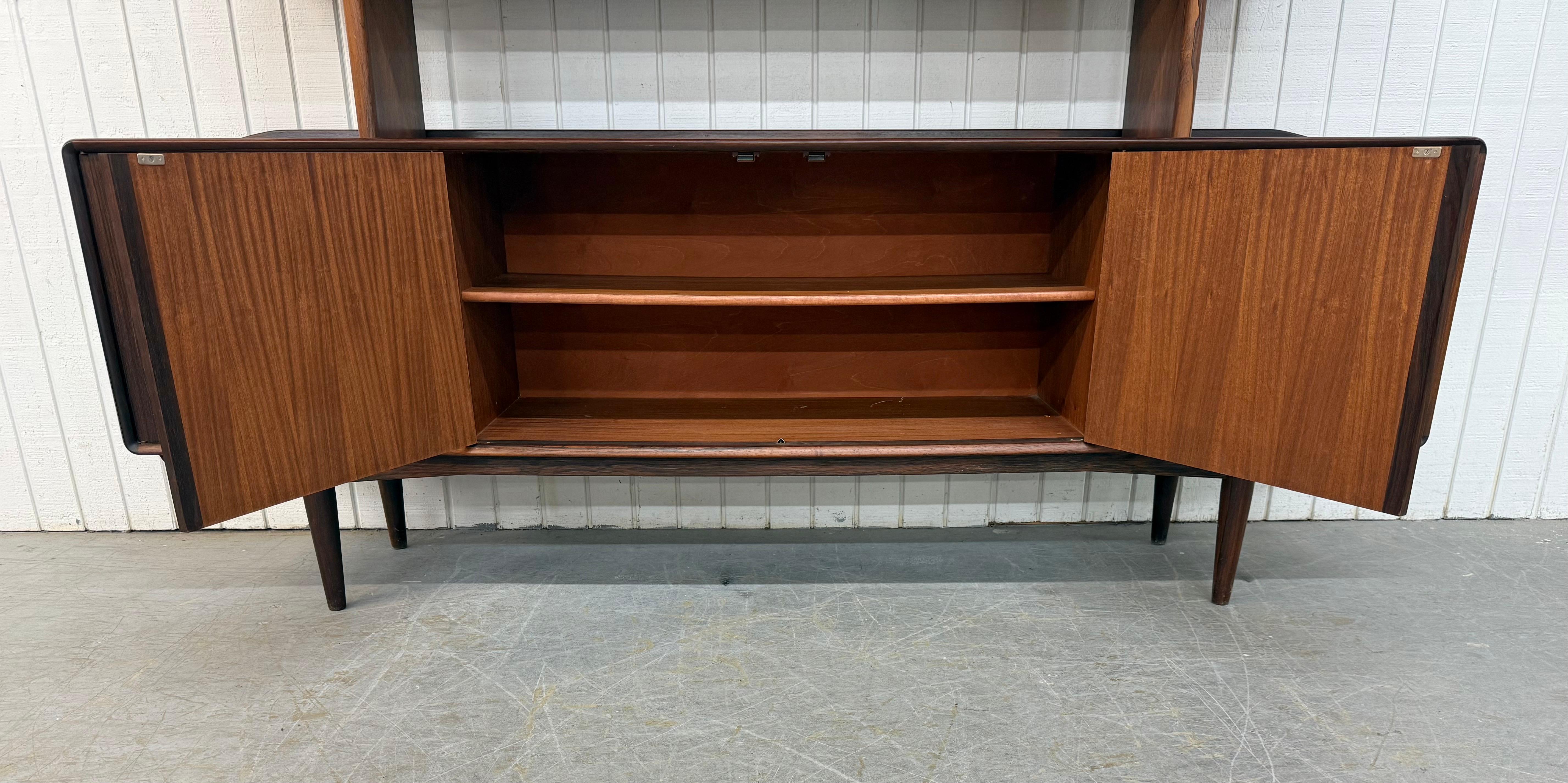 Credenza danese moderna di metà secolo in legno di palissandro con piano della dispensa in vendita 4