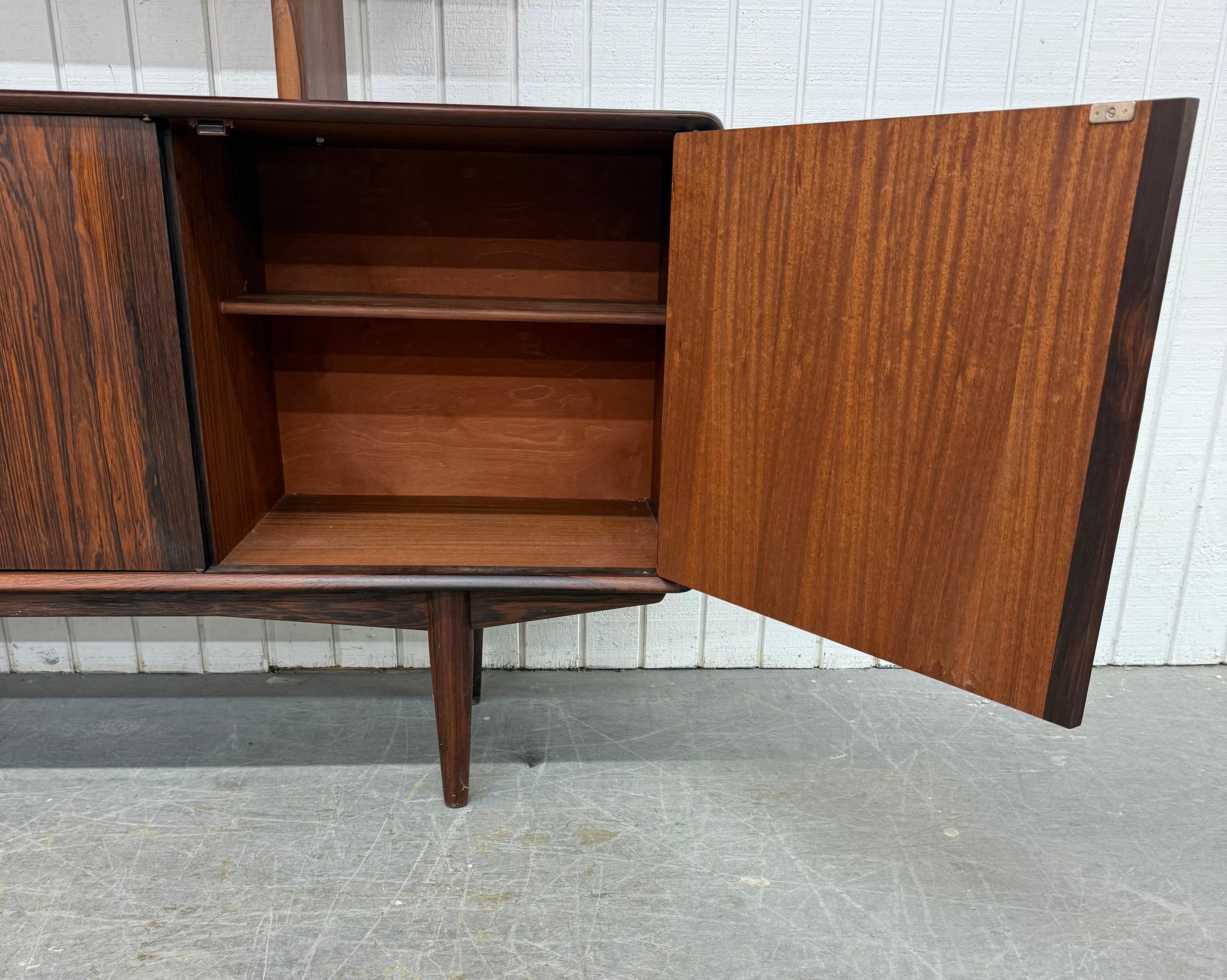 Credenza danese moderna di metà secolo in legno di palissandro con piano della dispensa in vendita 5