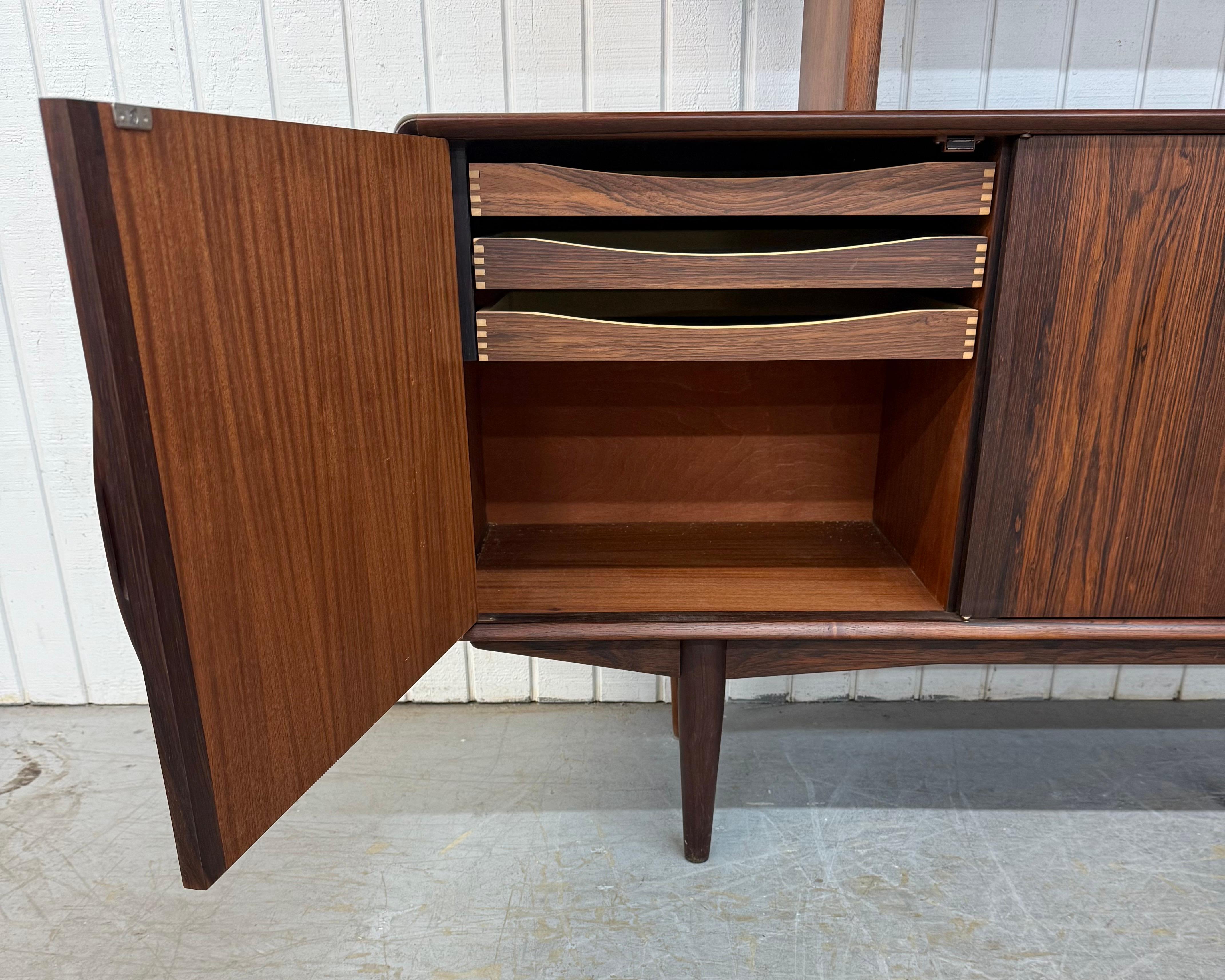 Credenza danese moderna di metà secolo in legno di palissandro con piano della dispensa in vendita 6