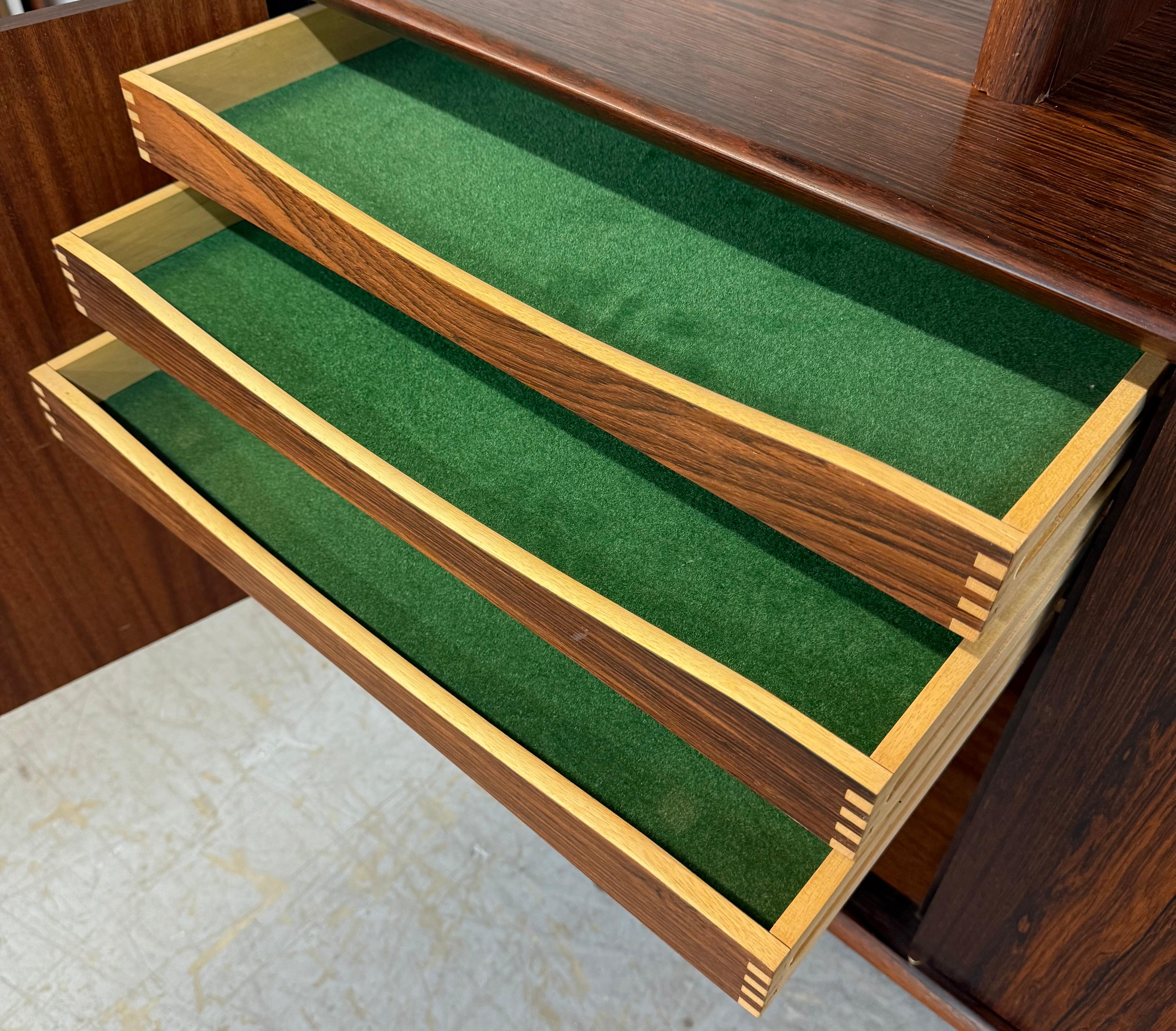 Credenza danese moderna di metà secolo in legno di palissandro con piano della dispensa in vendita 7