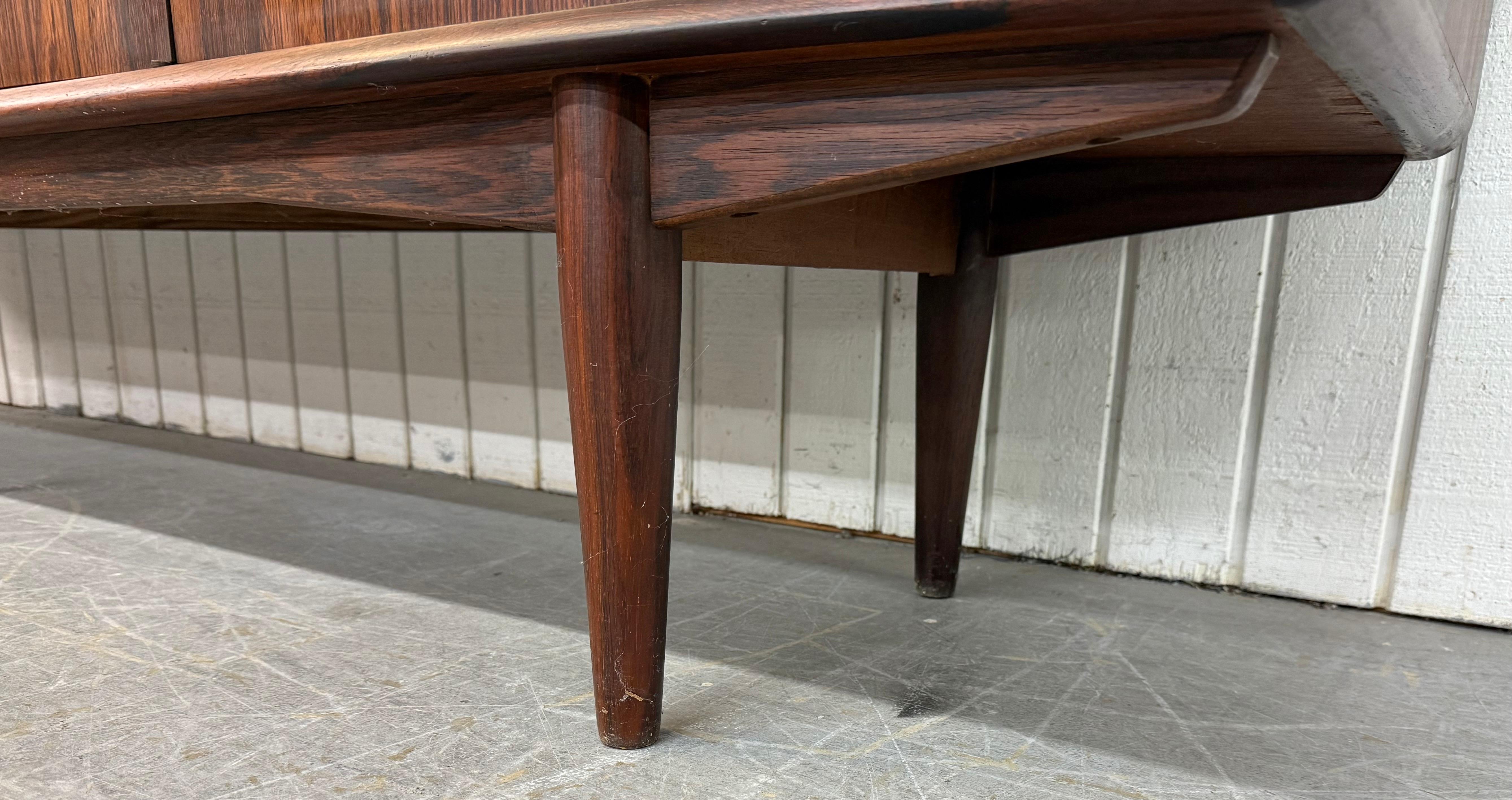 Credenza danese moderna di metà secolo in legno di palissandro con piano della dispensa in vendita 8