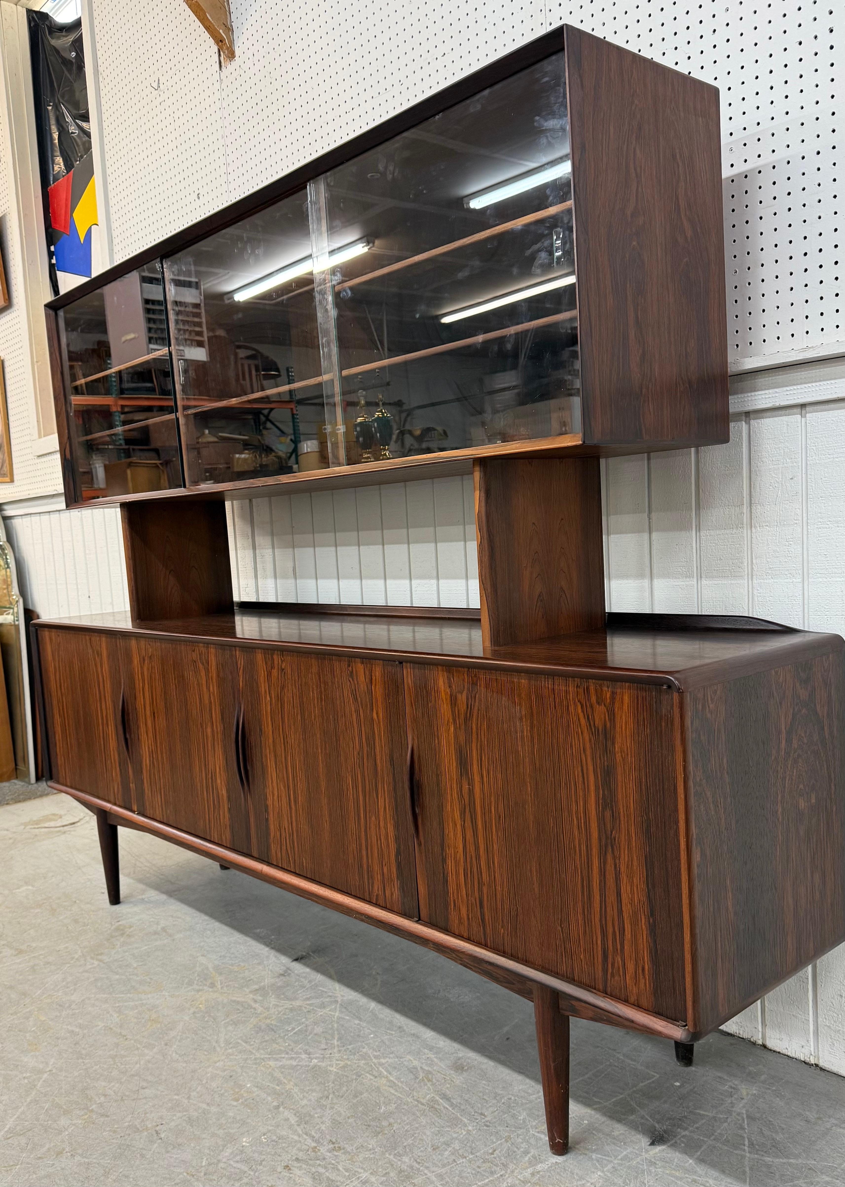 Mid-Century moderno Credenza danese moderna di metà secolo in legno di palissandro con piano della dispensa in vendita