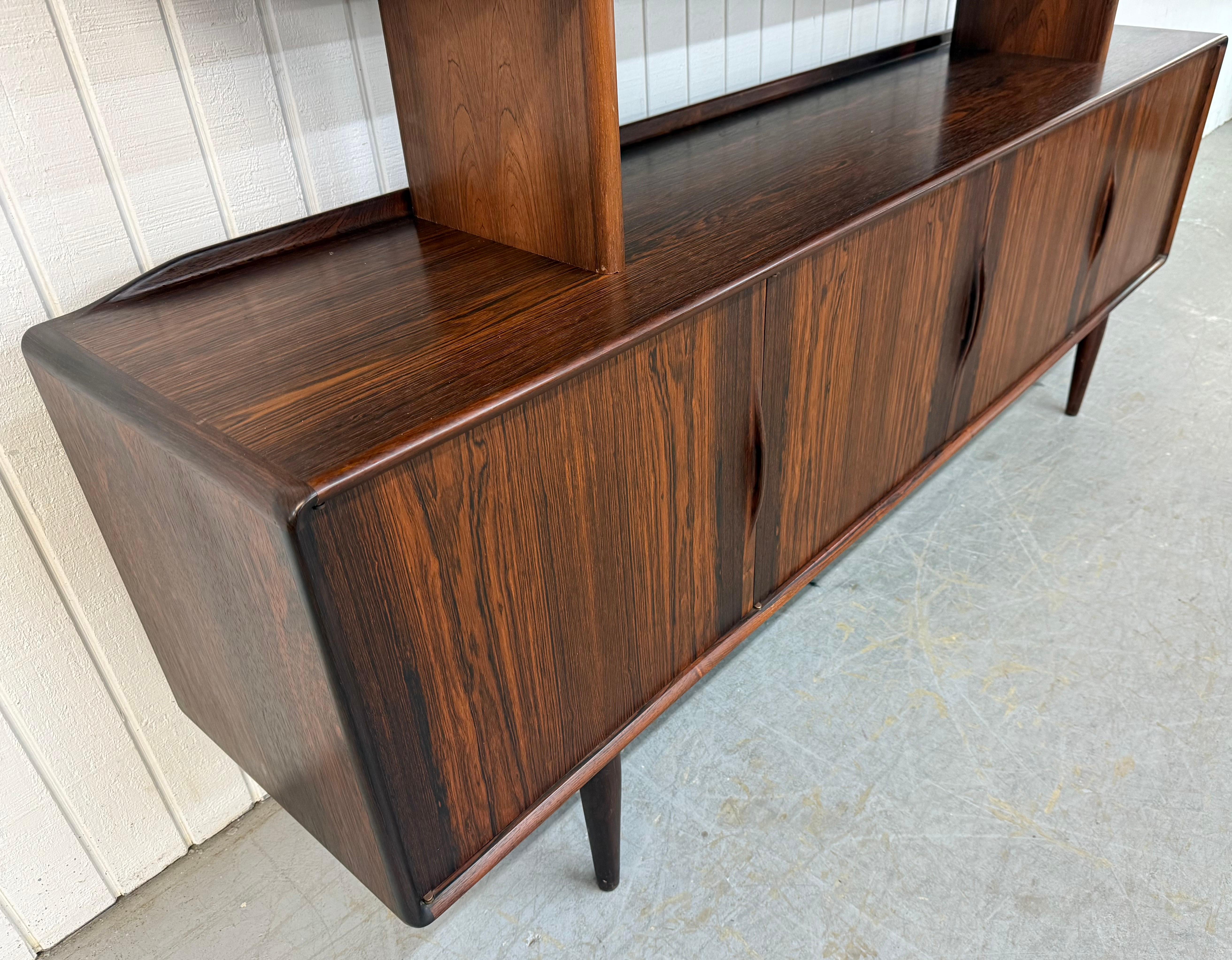 Credenza danese moderna di metà secolo in legno di palissandro con piano della dispensa In condizioni buone in vendita a Clarksboro, NJ