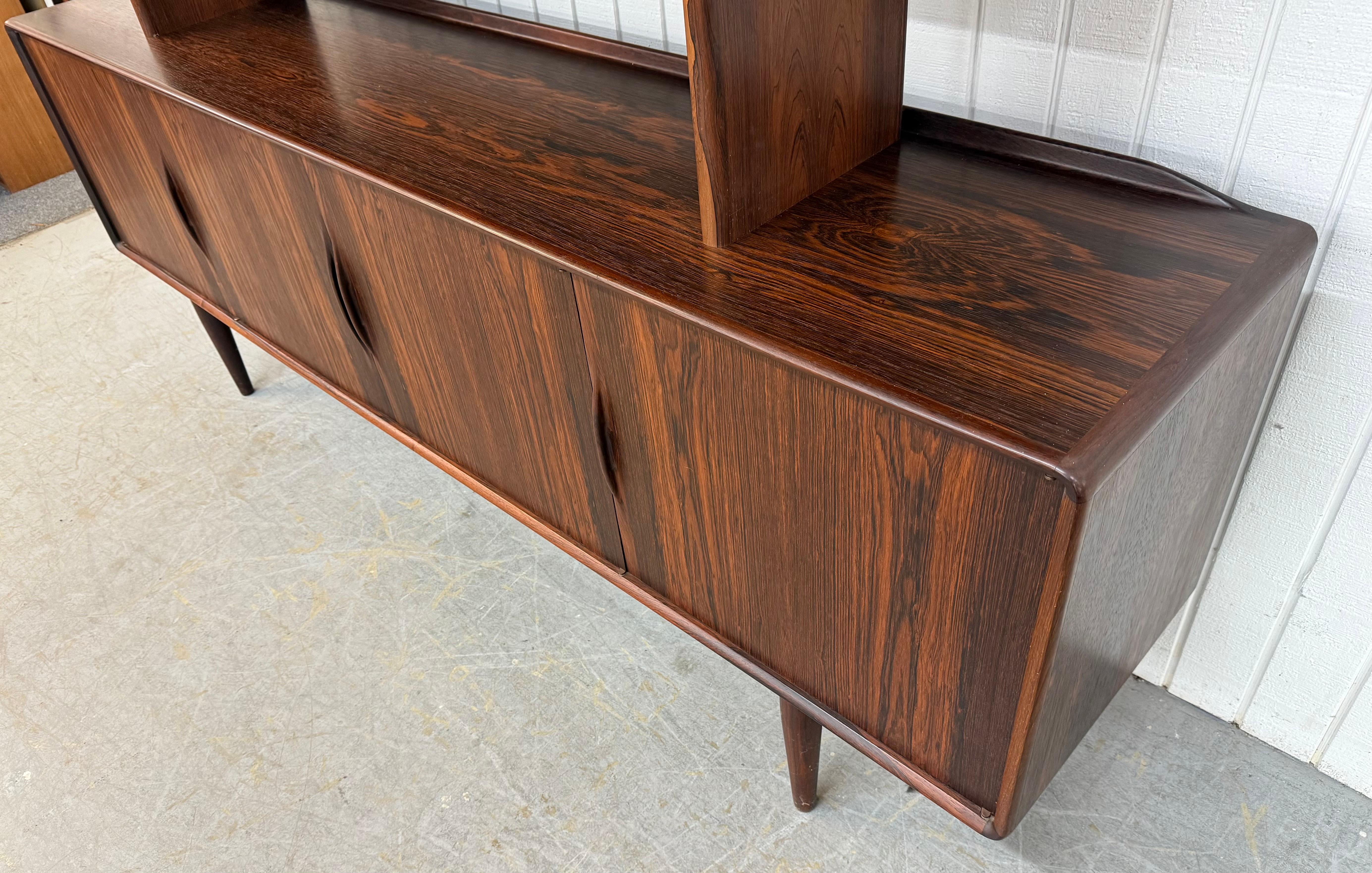 Metà XX secolo Credenza danese moderna di metà secolo in legno di palissandro con piano della dispensa in vendita