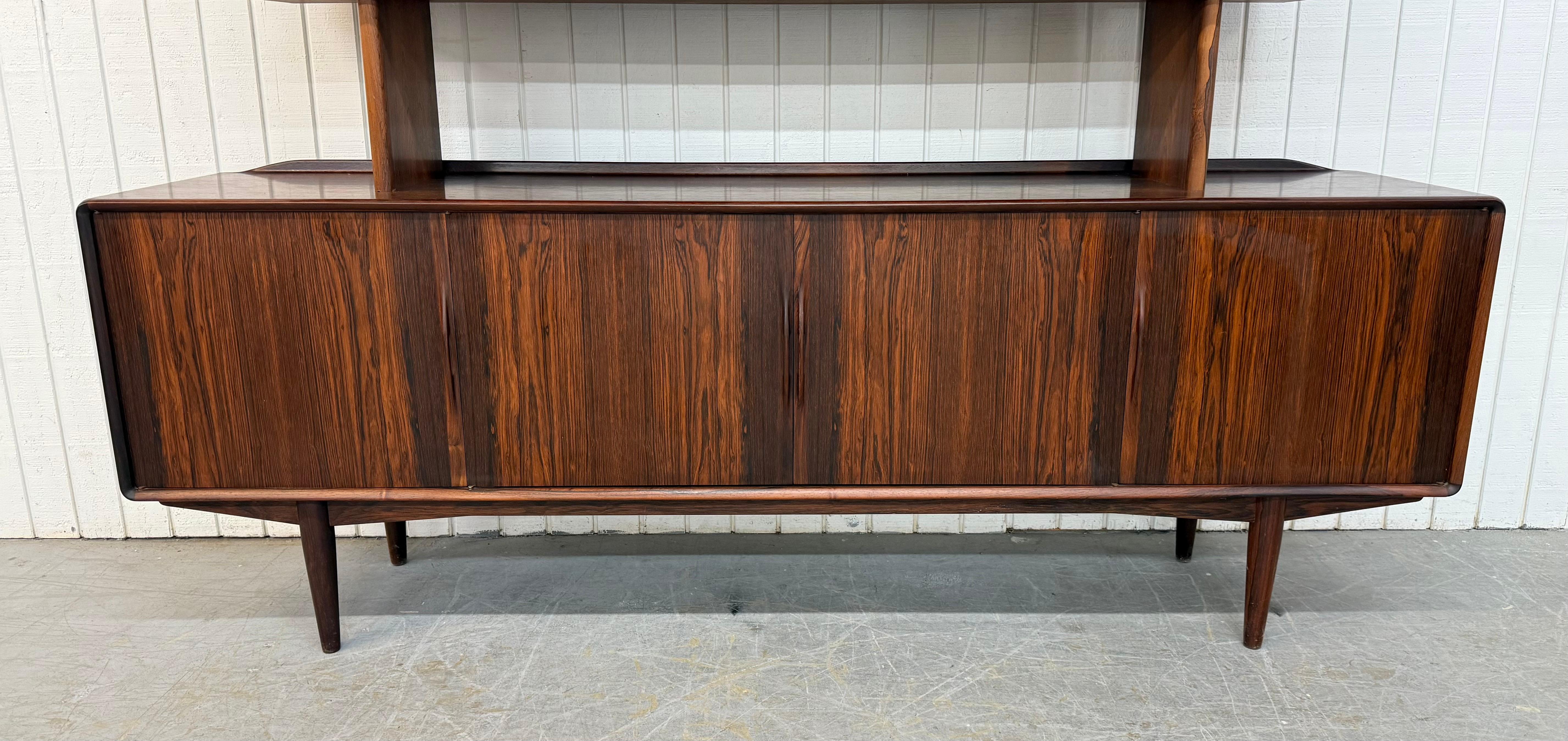 Vetro Credenza danese moderna di metà secolo in legno di palissandro con piano della dispensa in vendita