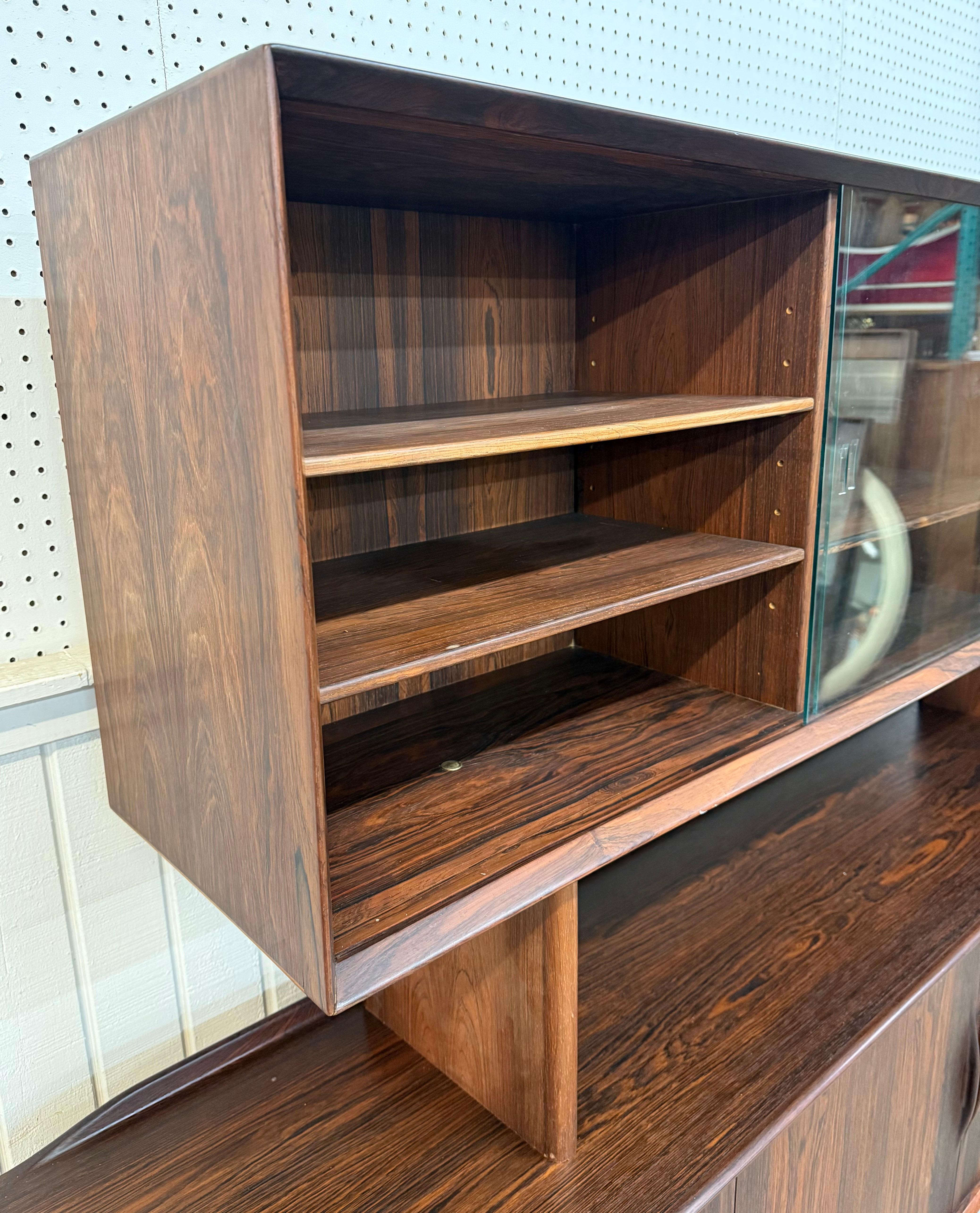 Credenza danese moderna di metà secolo in legno di palissandro con piano della dispensa in vendita 1