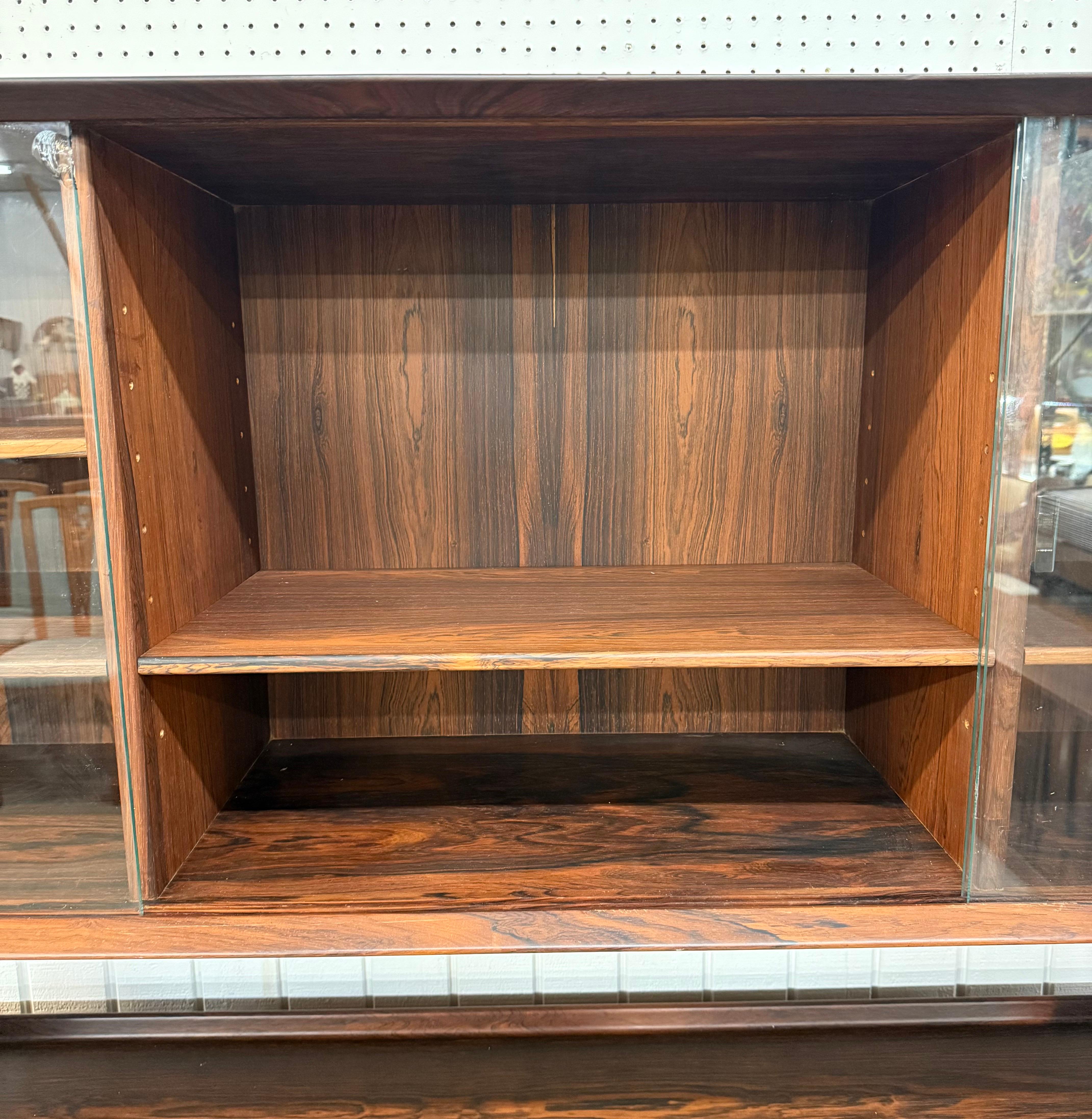 Credenza danese moderna di metà secolo in legno di palissandro con piano della dispensa in vendita 2