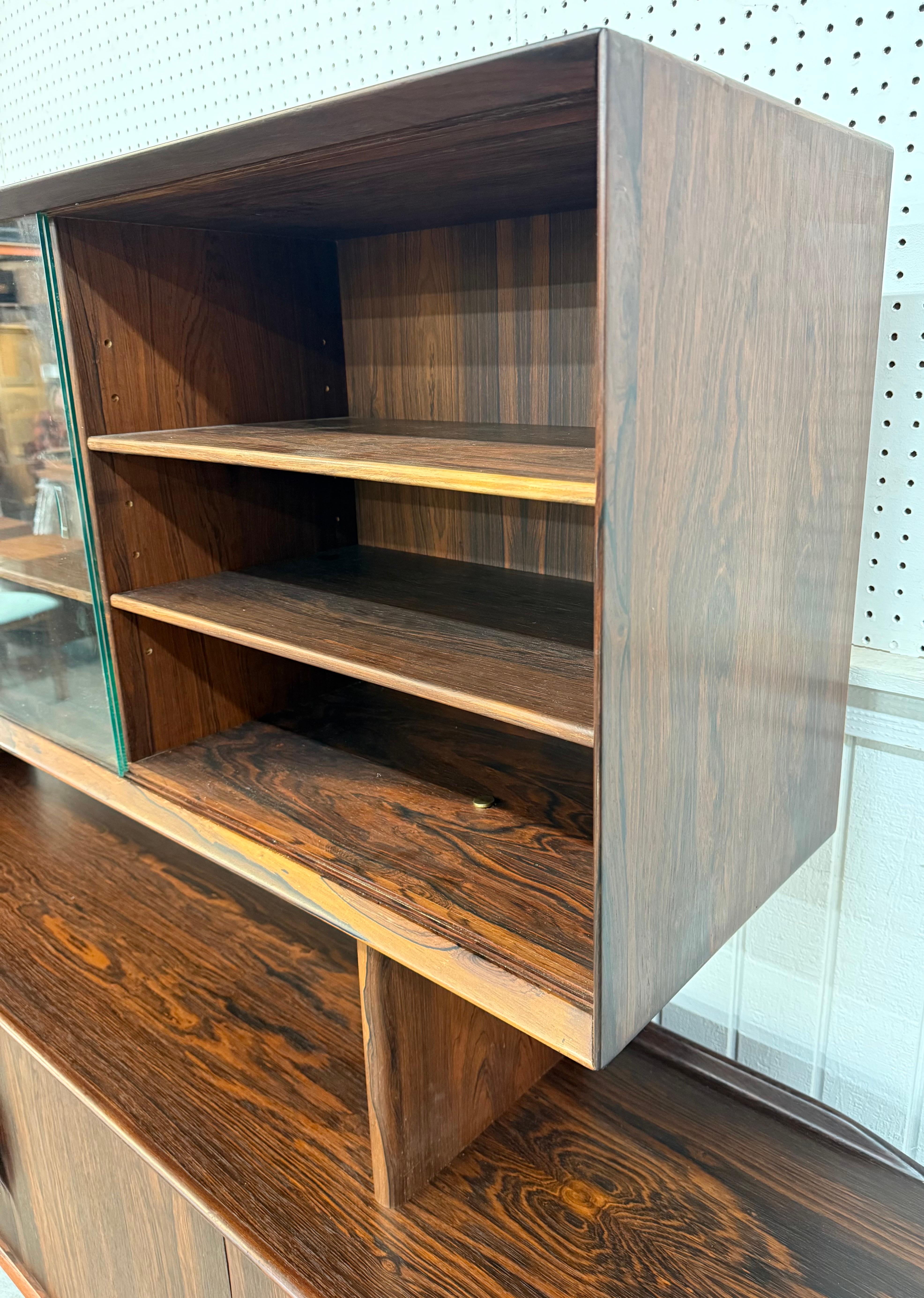 Credenza danese moderna di metà secolo in legno di palissandro con piano della dispensa in vendita 3