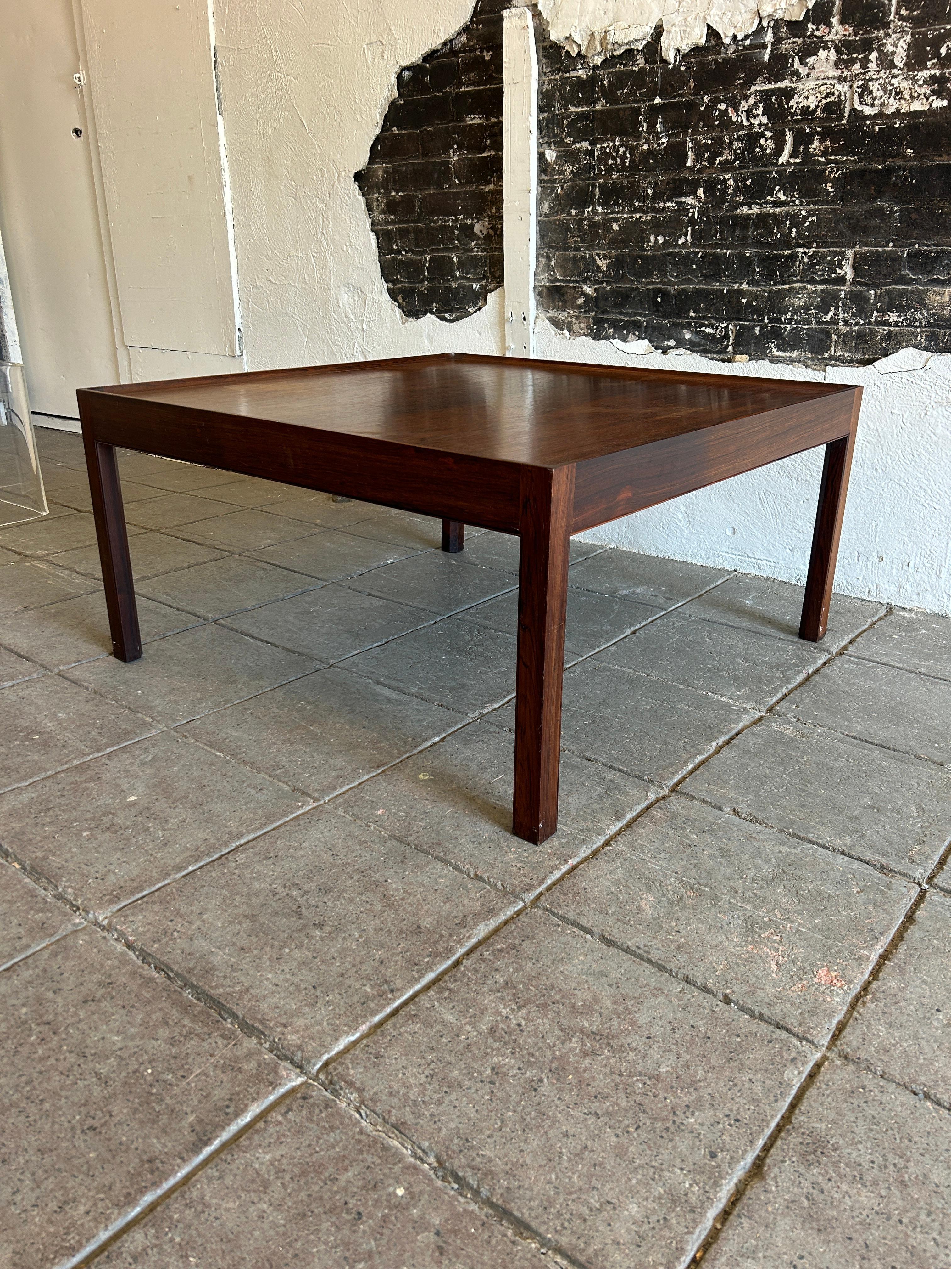 Danois Table basse carrée en bois de rose Erik Christian Sørensen, modernité danoise du milieu du siècle dernier