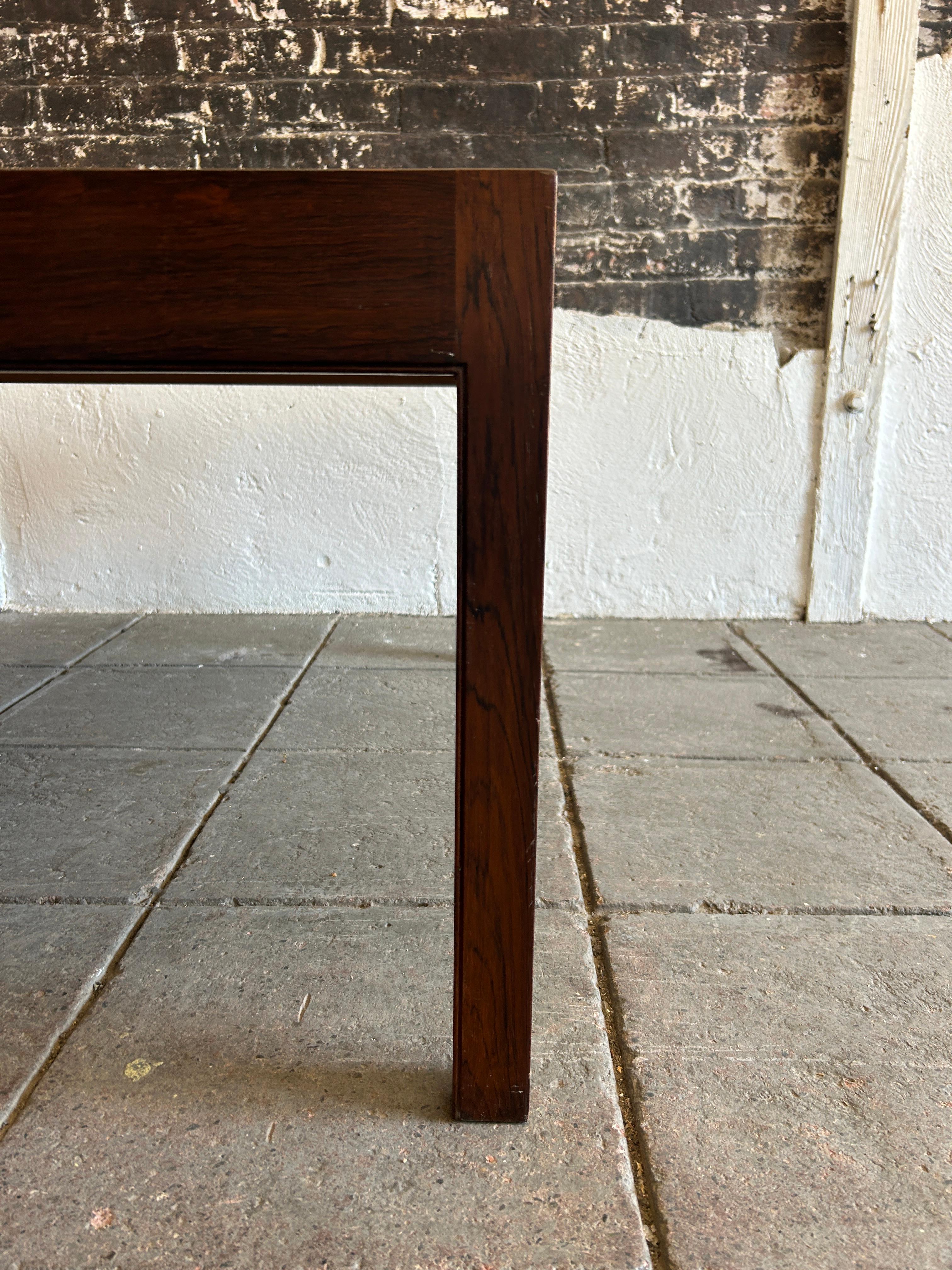 Milieu du XXe siècle Table basse carrée en bois de rose Erik Christian Sørensen, modernité danoise du milieu du siècle dernier