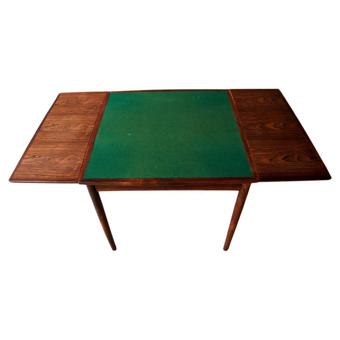 Table de jeu ou de salle à manger en palissandre, petite table carrée à rallonge, danoise moderne du milieu du siècle dernier  Magnifique table en bois de rose qui s'allonge avec (2) plateaux gigognes escamotables. Les feuilles sont munies de