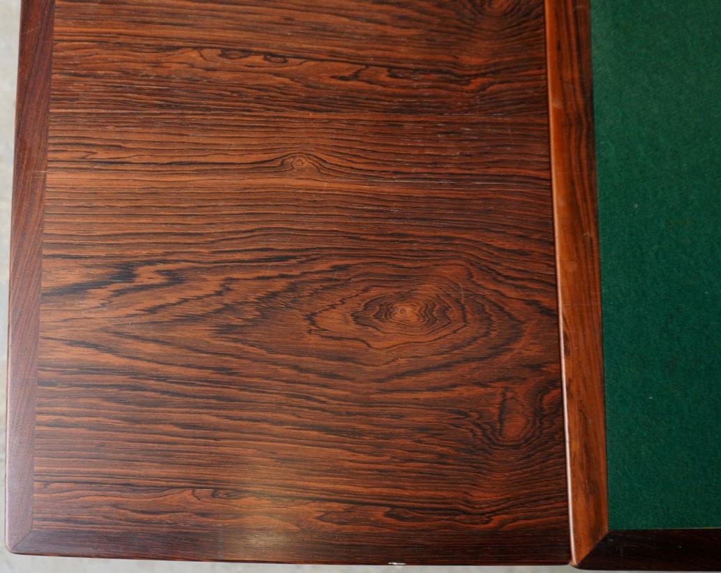 Table de salle à manger ou de jeu en palissandre, carrée, Danish Modern, du milieu du siècle dernier Bon état à BROOKLYN, NY
