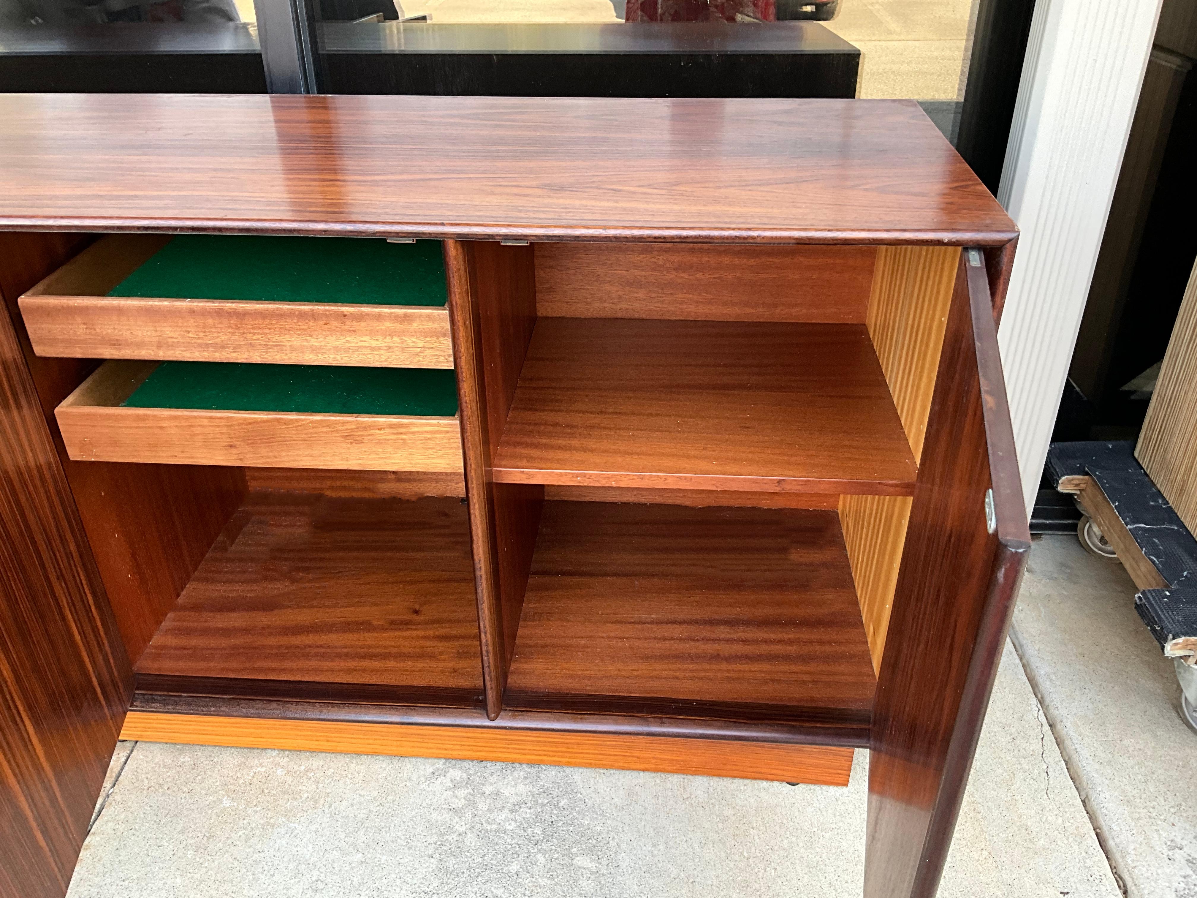 Midcentury Danish Modern Rosewood Veneer Credenza / Cabinet / Sideboard In Good Condition For Sale In Kennesaw, GA
