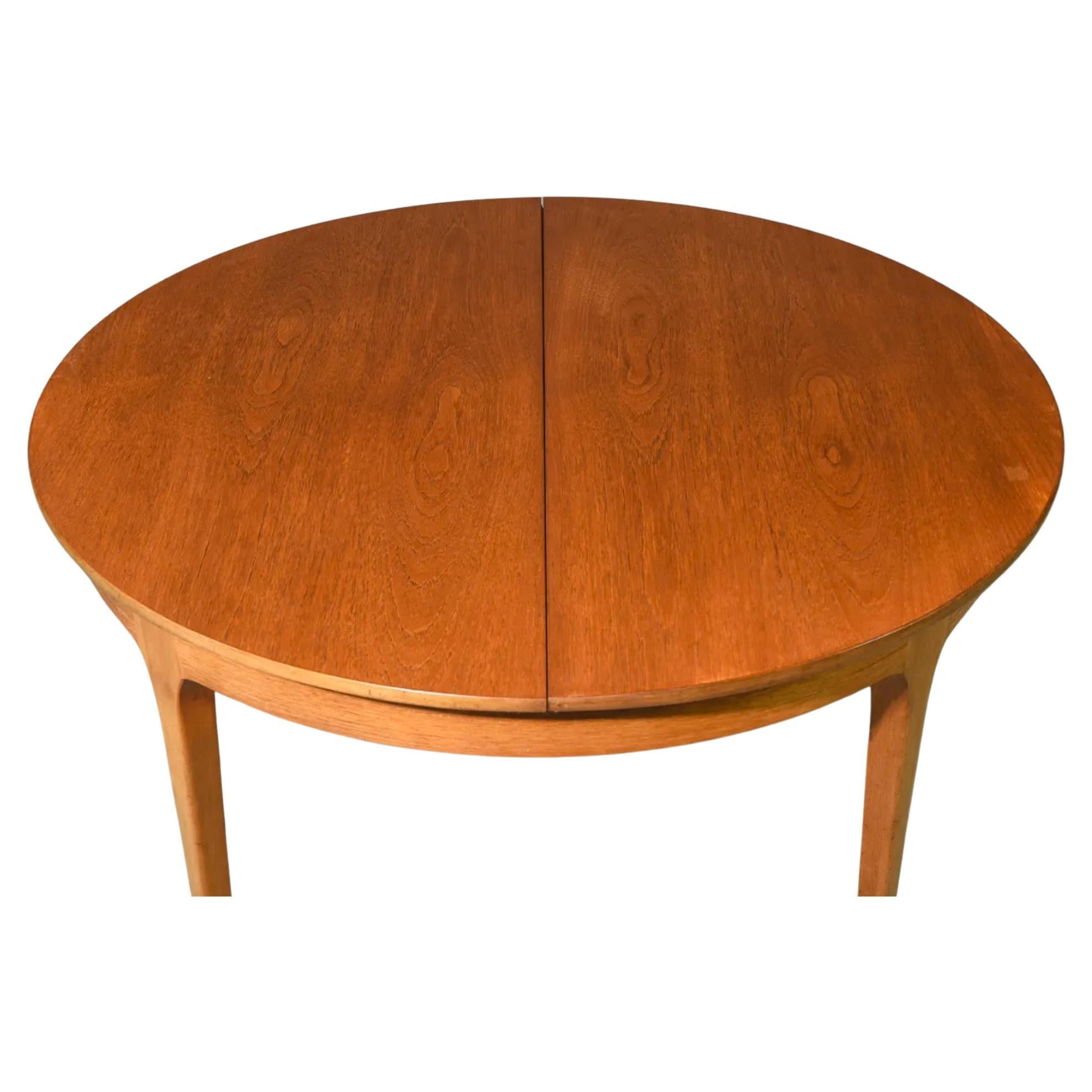 Mid century Danish Modern round Teak dining table with (1) pop up leaf. Danish Modern Round Dining Table By Sutcliffe. Made in Denmark. Located In Brooklyn NYC.

Ready for use.

Measures  30