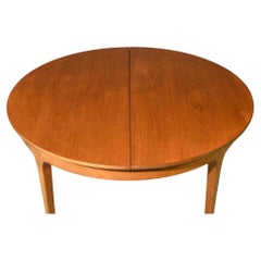 Table de salle à manger ronde en teck du milieu du siècle dernier, Danish Modern, avec (1) feuillet relevable.