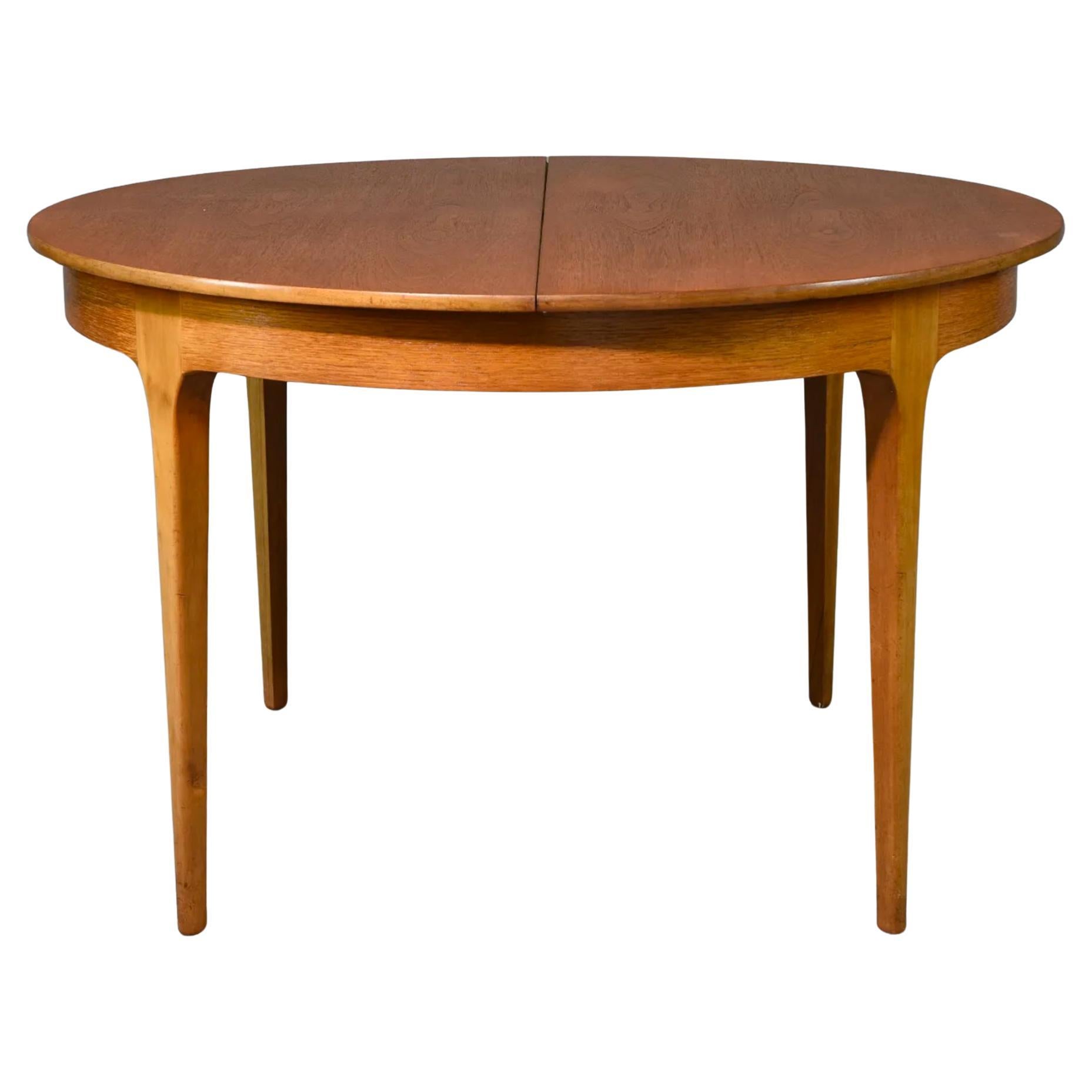 Mid century Danish Modern round Teak dining table with (1) pop up leaf In Good Condition For Sale In BROOKLYN, NY