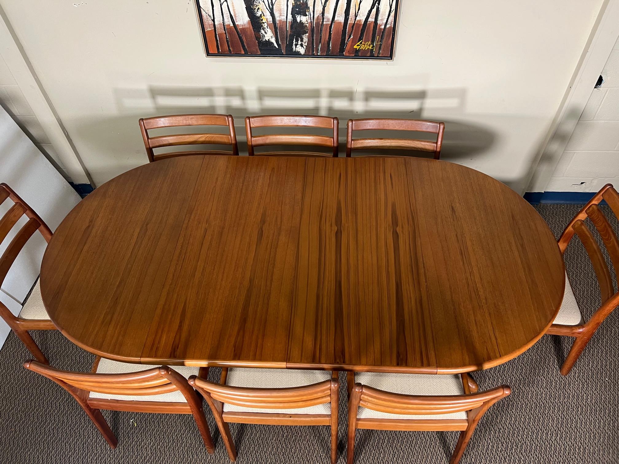 Mid Century Danish Modern Round Teak Extending Dining Table With 2 Leaves 7