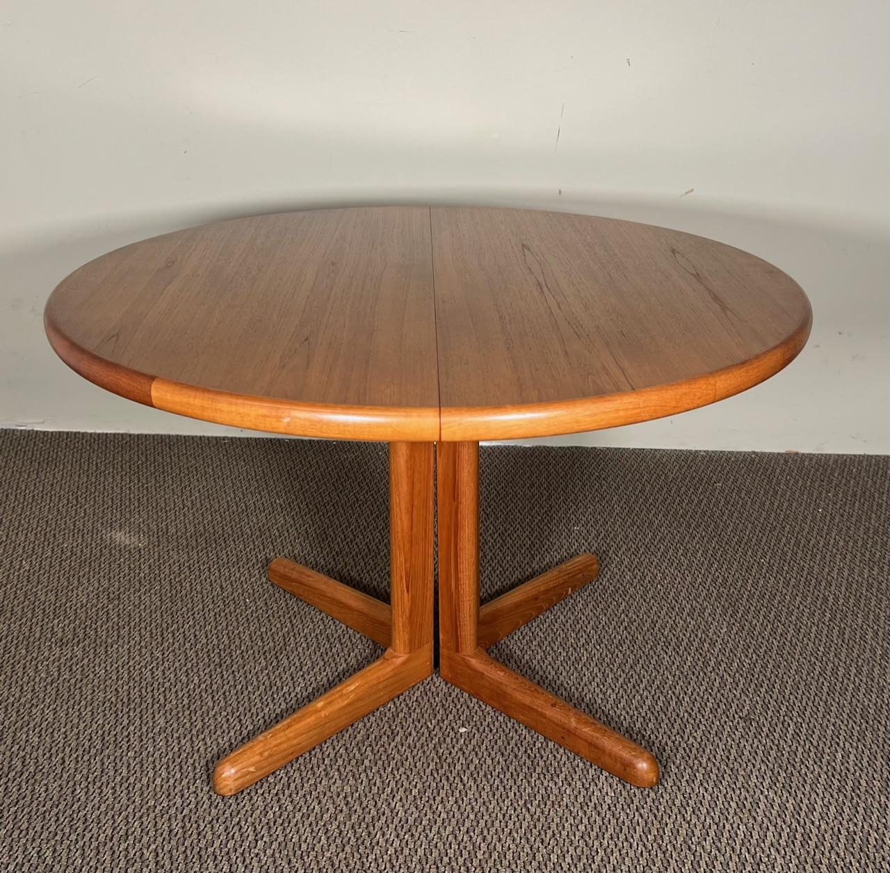 American Mid Century Danish Modern Round Teak Extending Dining Table With 2 Leaves