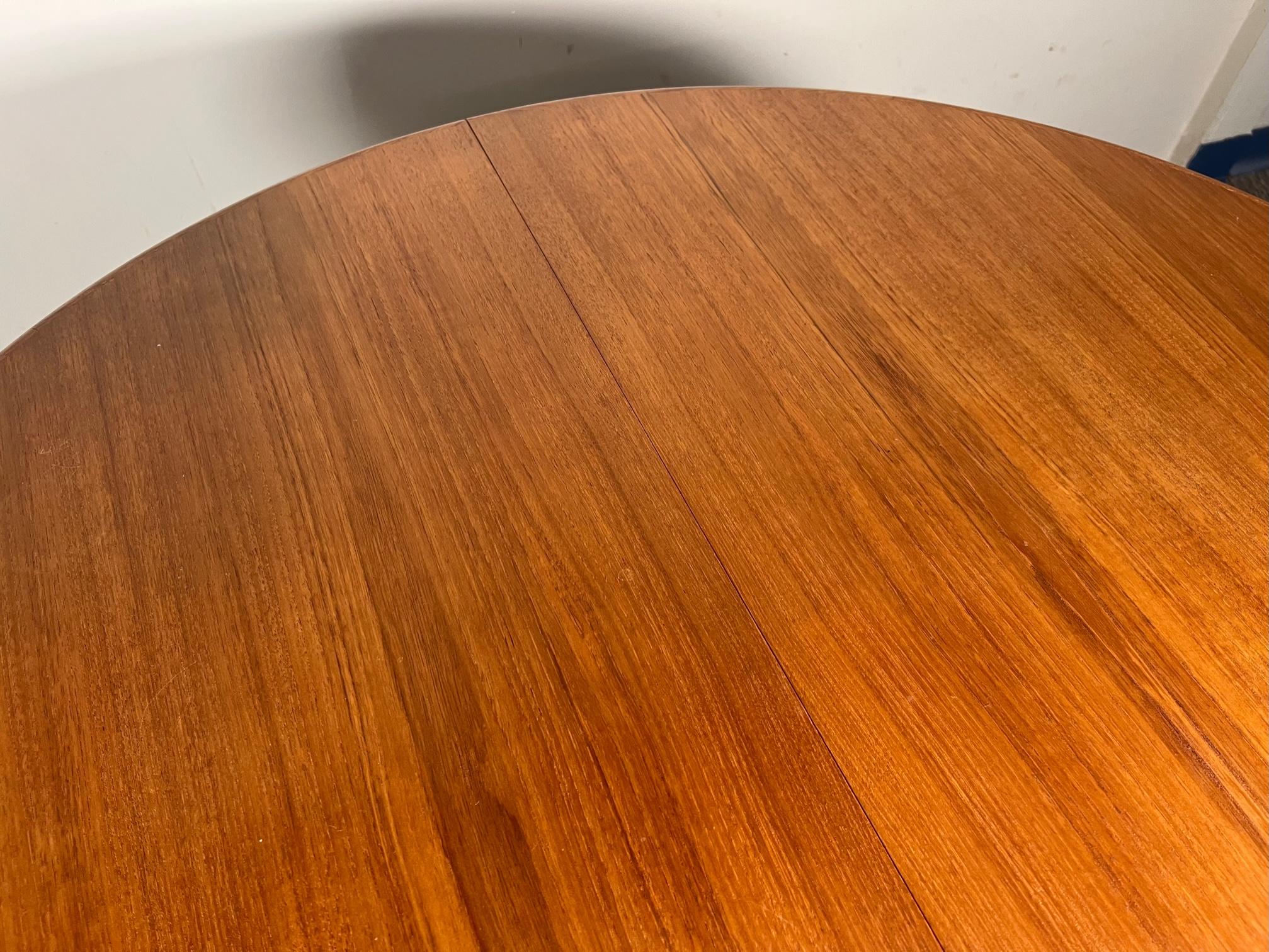 Mid Century Danish Modern Round Teak Extending Dining Table With 2 Leaves In Good Condition In Atlanta, GA