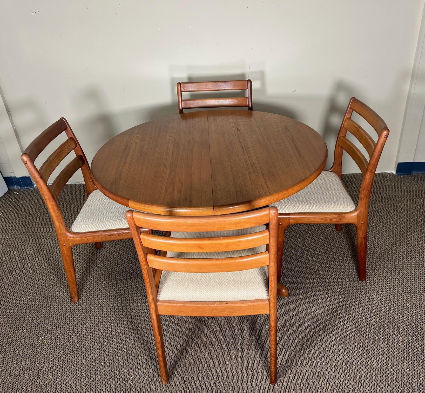 Mid Century Danish Modern Round Teak Extending Dining Table With 2 Leaves 1