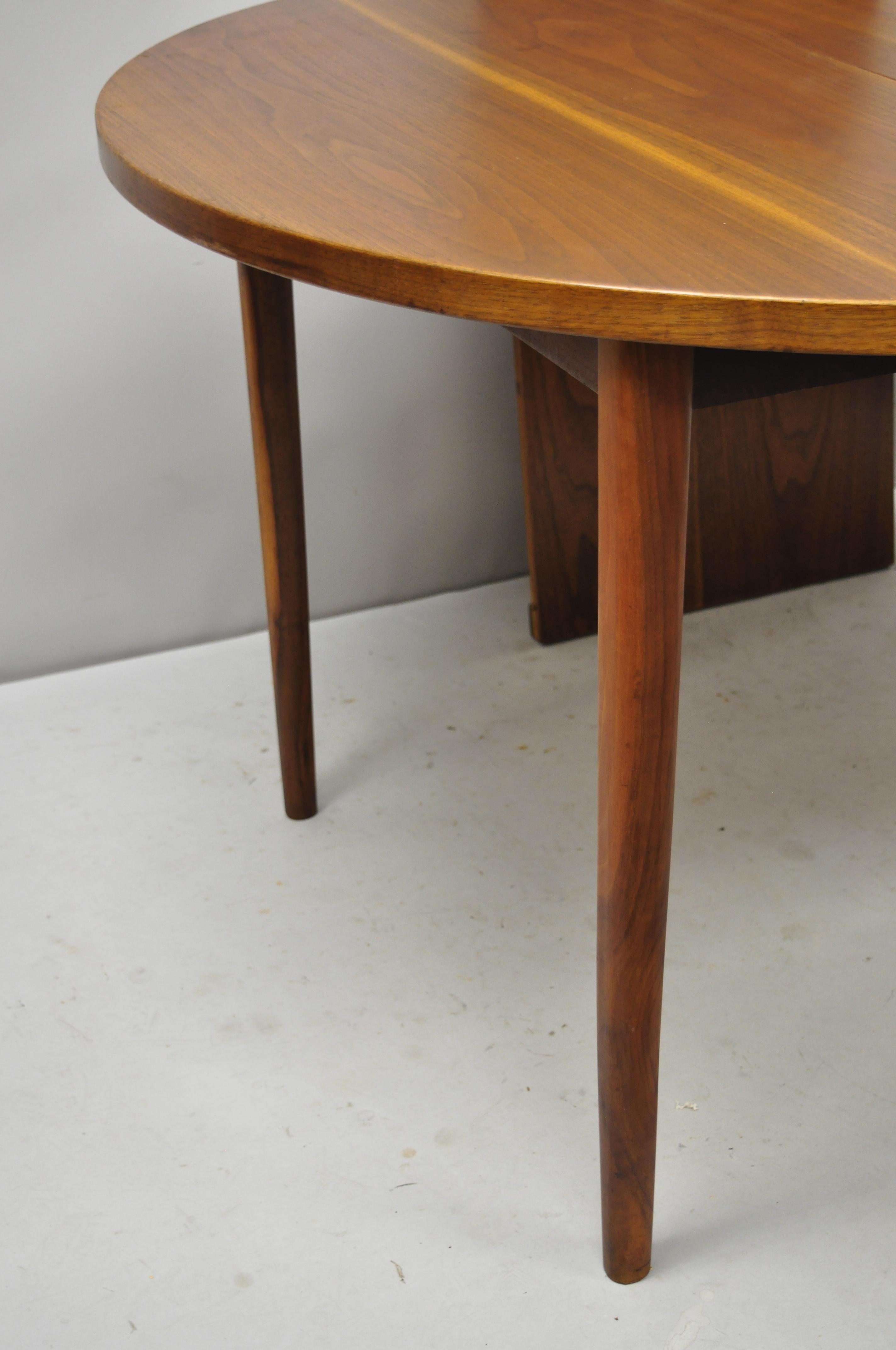 Mid-Century Danish Modern Round Teak Wood Dining Room Table with Two Leaves In Good Condition In Philadelphia, PA