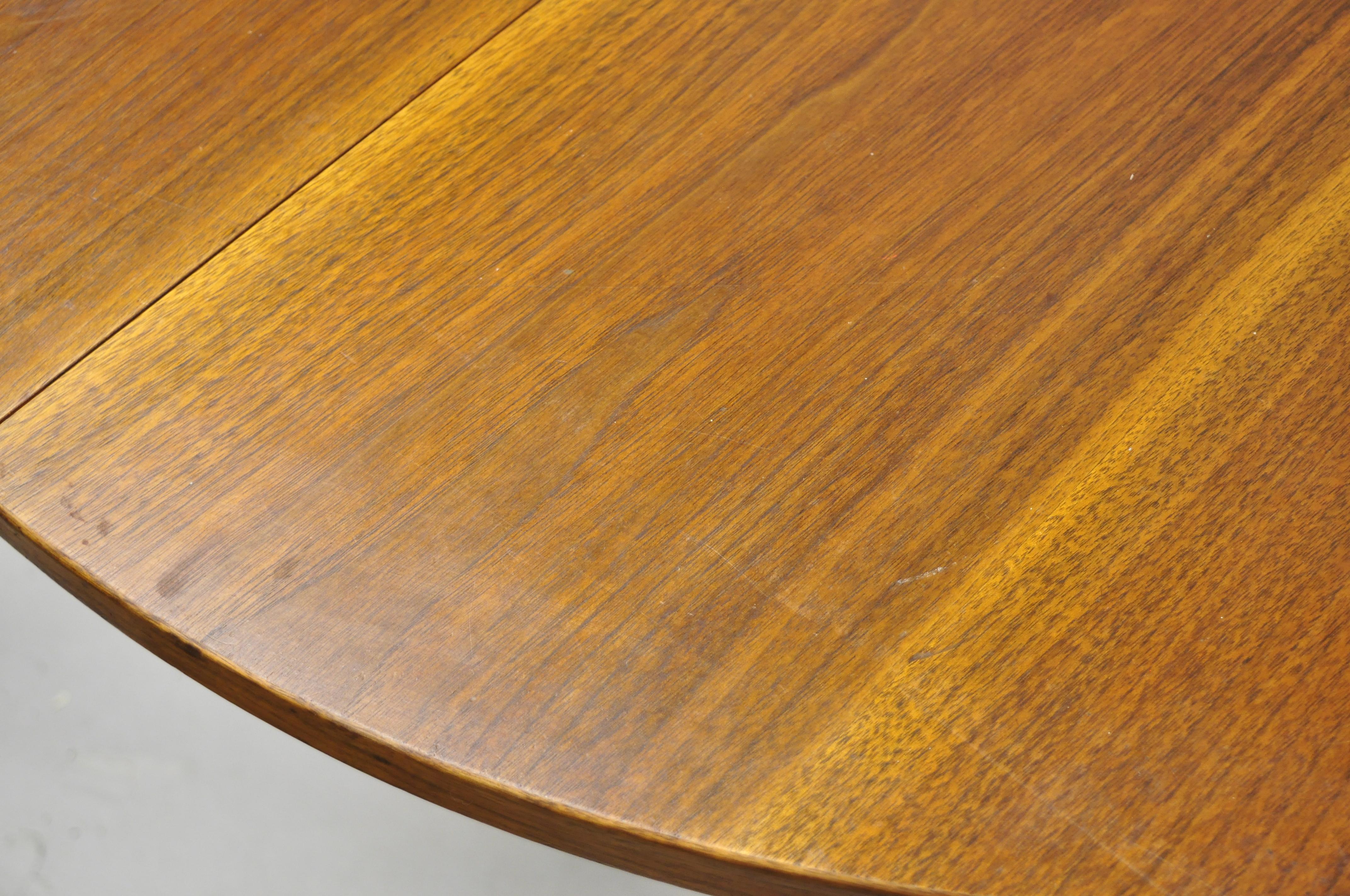 Mid-Century Danish Modern Round Teak Wood Dining Room Table with Two Leaves 2