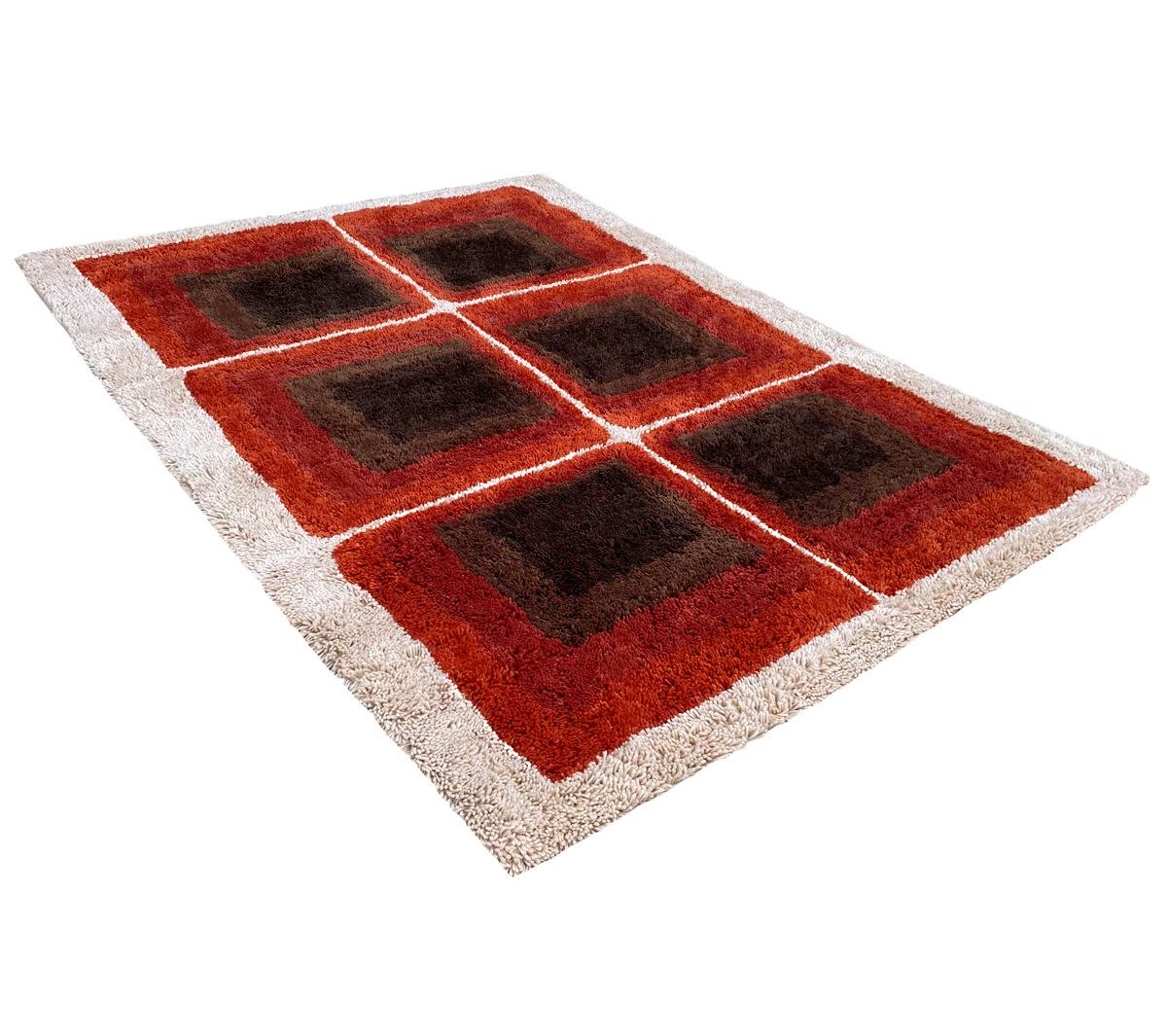 Nous sommes fiers d'offrir ces tapis shag neufs, finement fabriqués et de haute qualité. Ceux-ci s'inspirent véritablement des motifs classiques des tapis scandinaves des années 1950 et 1960. L'ensemble de l'aspect et de l'atmosphère a été conçu