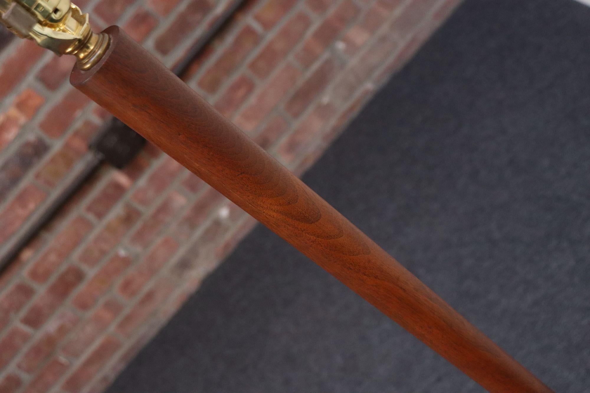 Lámpara de pie de teca maciza escultural danesa moderna de mediados de siglo en venta 7
