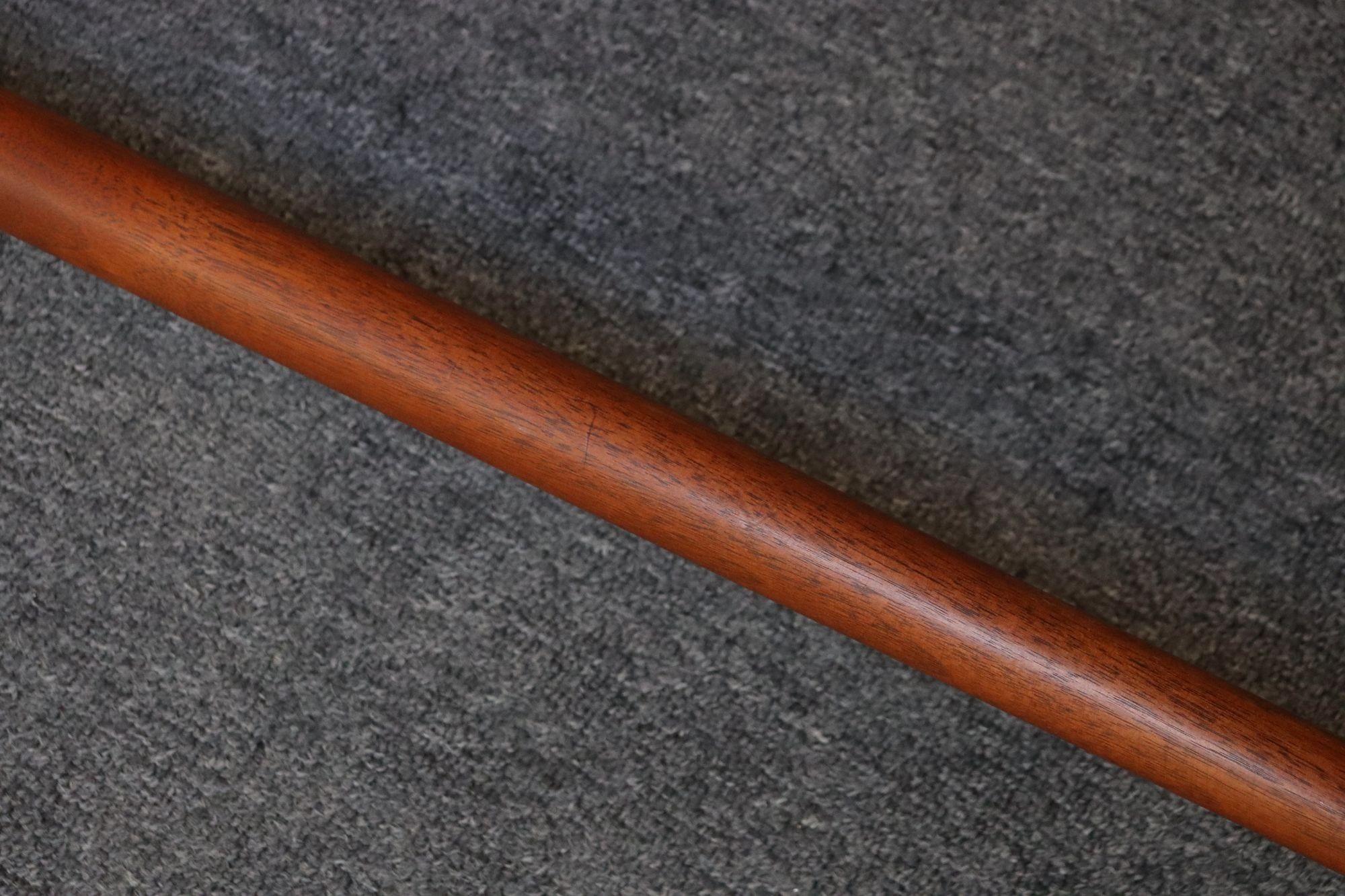 Lámpara de pie de teca maciza escultural danesa moderna de mediados de siglo en venta 10