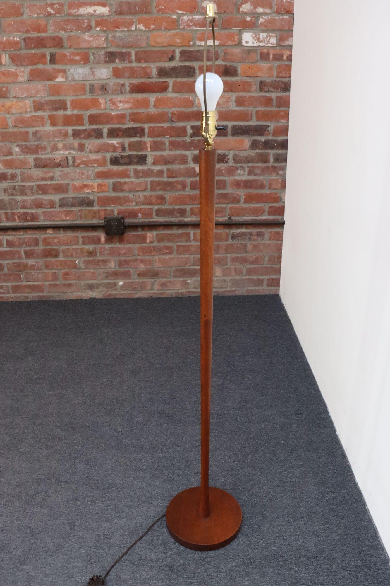 Lámpara de pie de teca maciza escultural danesa moderna de mediados de siglo en Bueno estado para la venta en Brooklyn, NY
