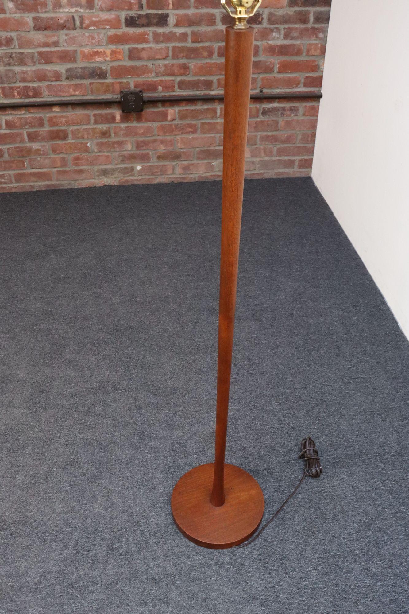 Lámpara de pie de teca maciza escultural danesa moderna de mediados de siglo Teca en venta