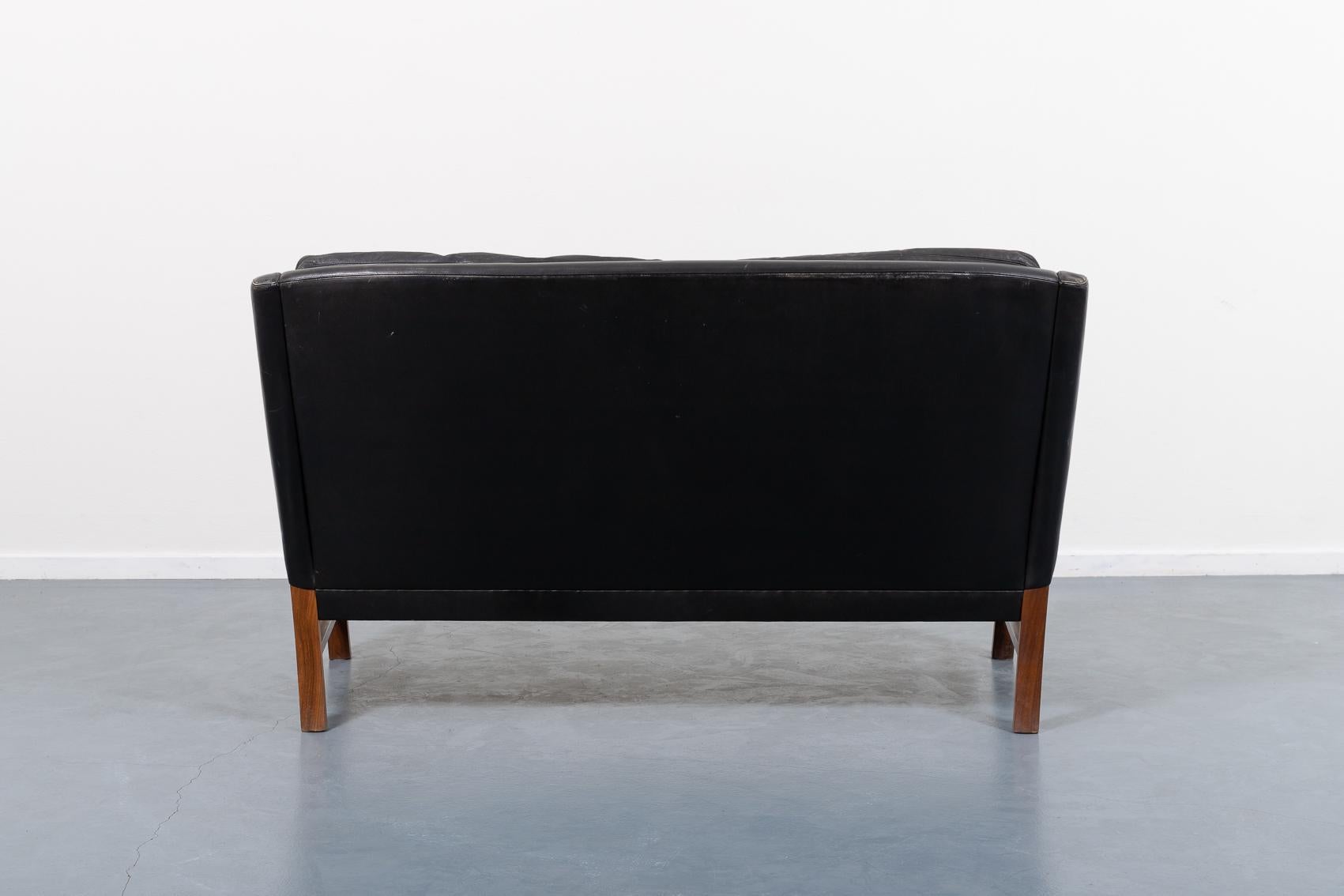 Leather Mid-Century Danish Modern sculptural two seats sofa from Eilersen, 1960’s For Sale