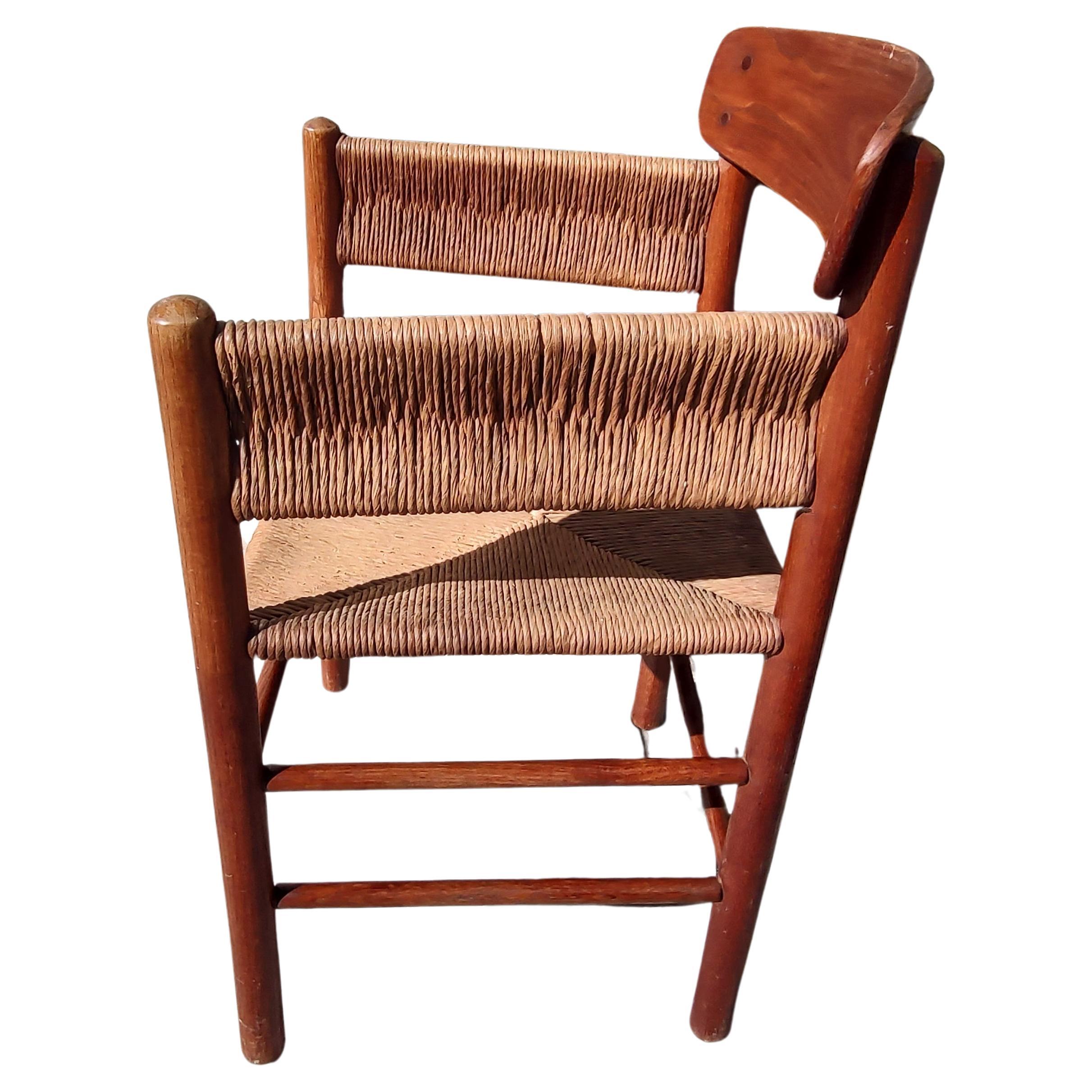 Fabuleux style rare et unique avec assise et côtés en jonc. Bien conçu et construit, il ferait une belle pièce d'accentuation dans n'importe quelle pièce. En excellent état vintage avec une usure minimale. Peut être envoyé par colis postal.