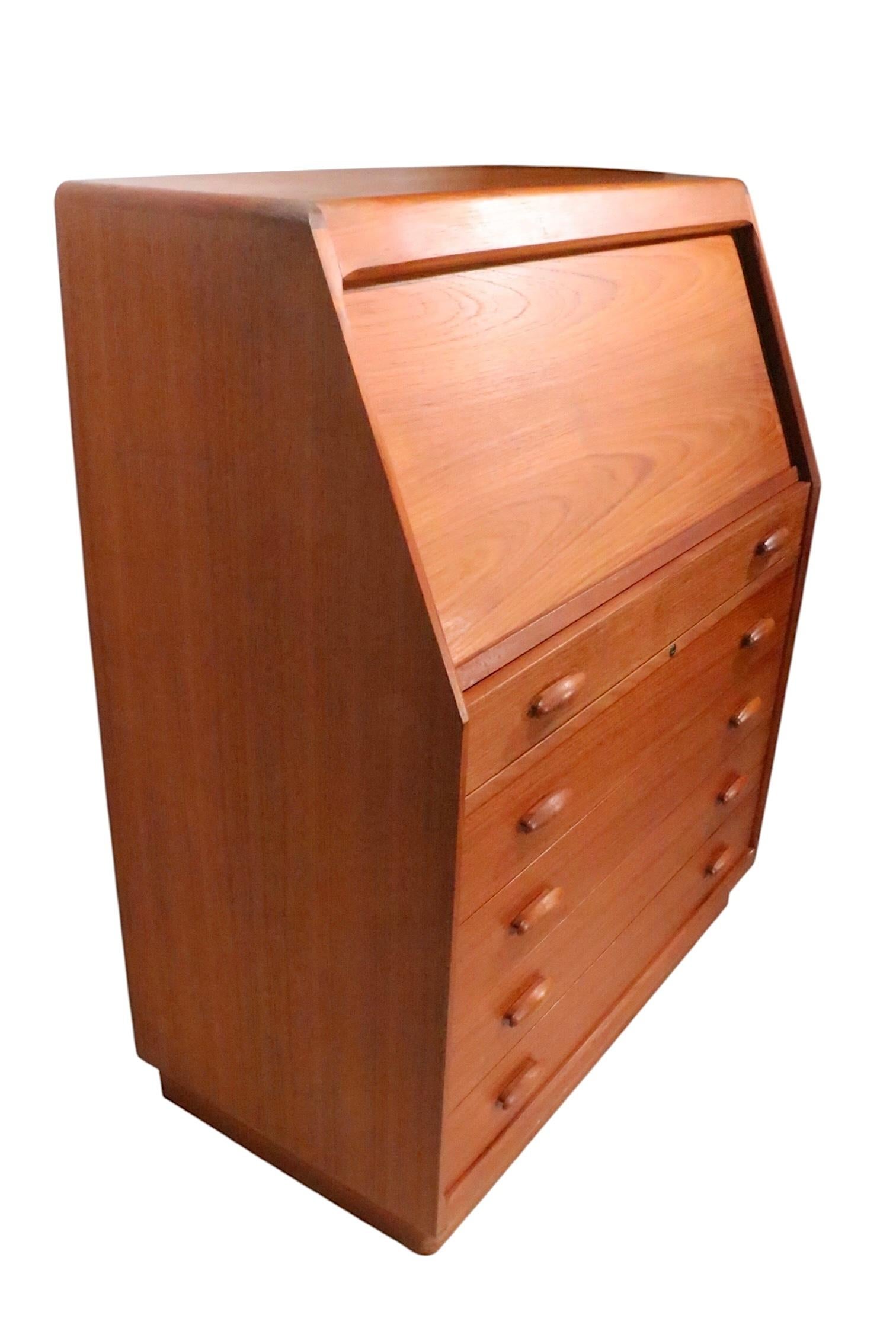 Mid Century Danish Modern Sekretär Schreibtisch Eitelkeit Kommode von Dyrlund c 1960/70's im Angebot 4