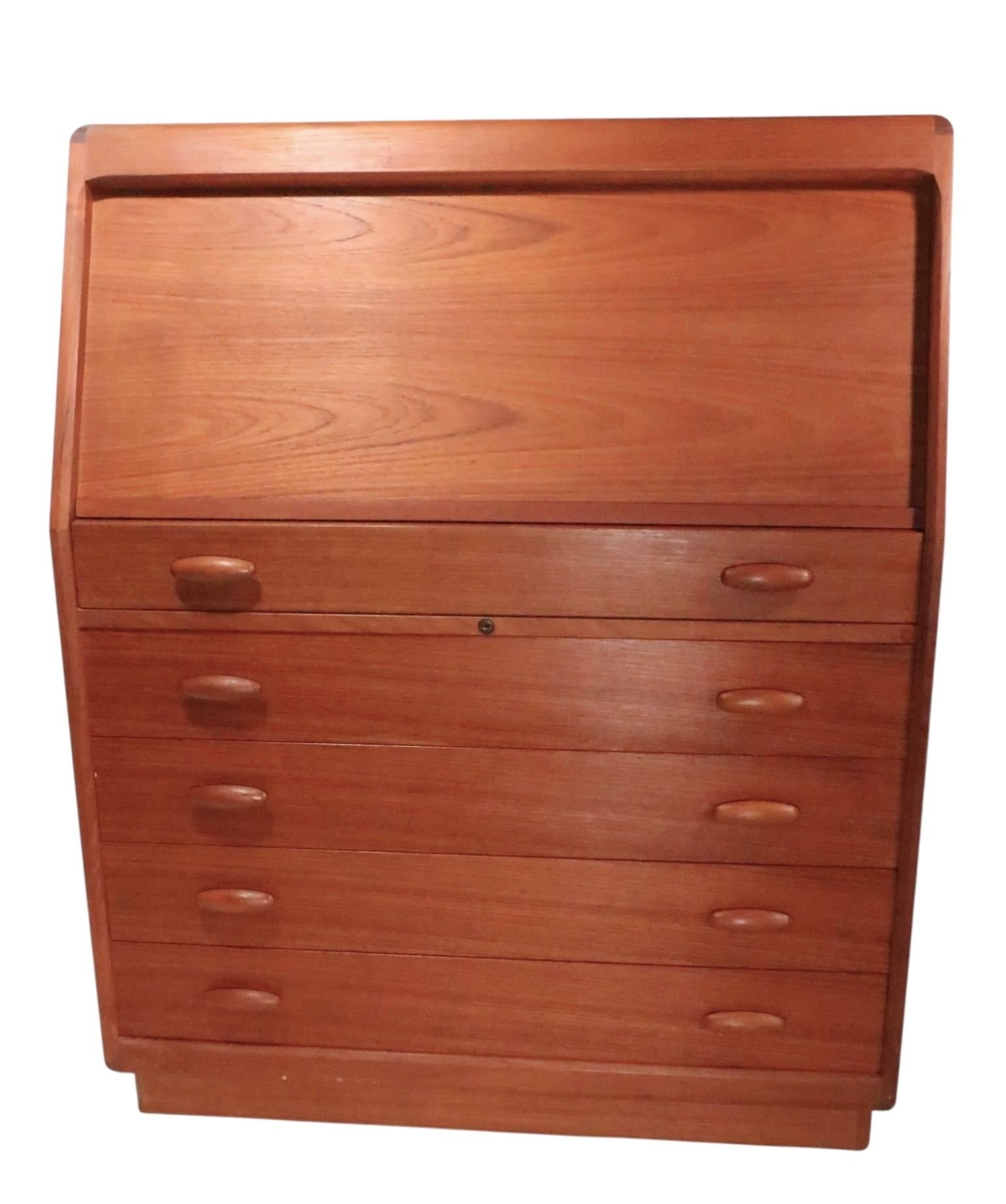 Mid Century Danish Modern Sekretär Schreibtisch Eitelkeit Kommode von Dyrlund c 1960/70's im Angebot 7