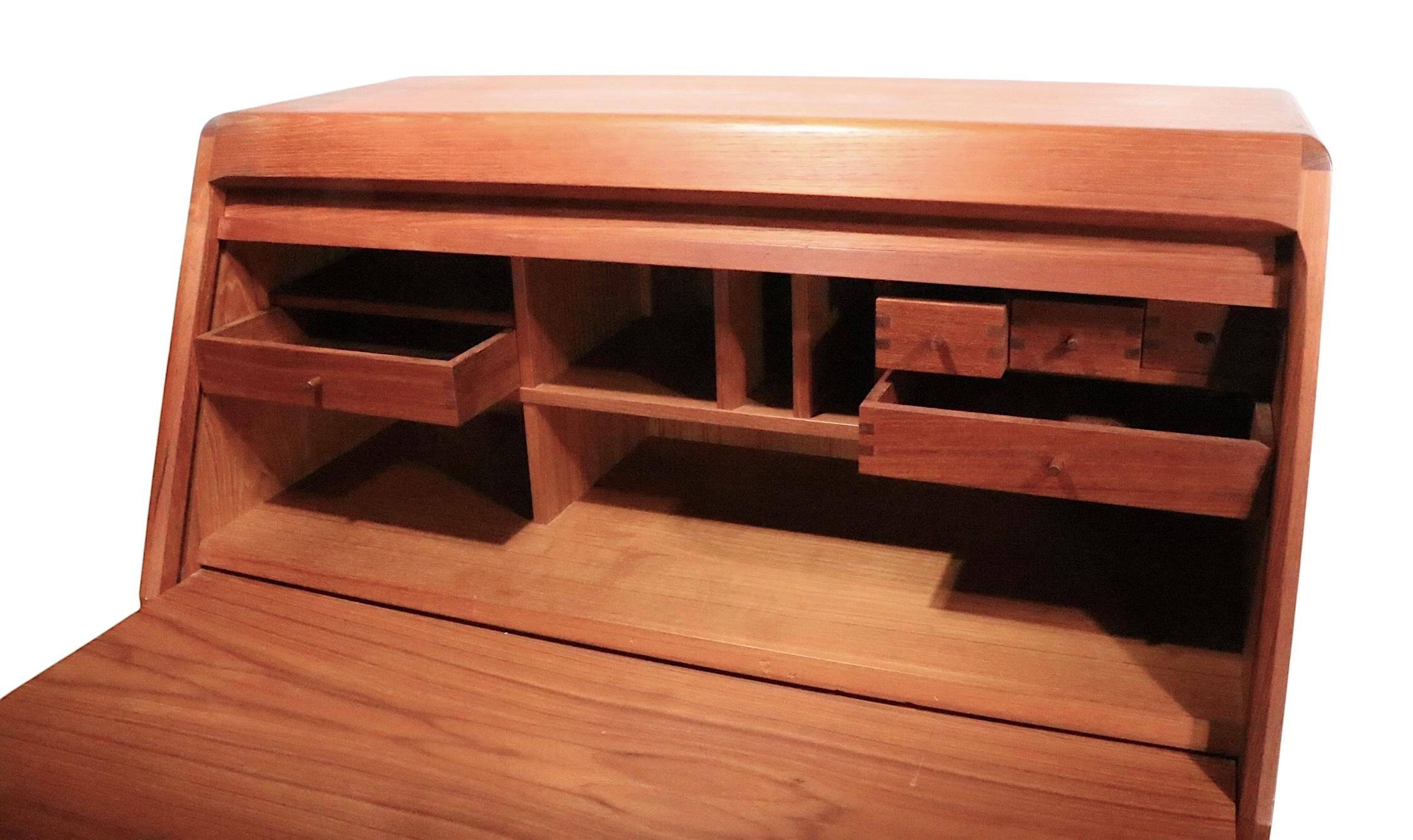 Mid Century Danish Modern Sekretär Schreibtisch Eitelkeit Kommode von Dyrlund c 1960/70's im Angebot 8