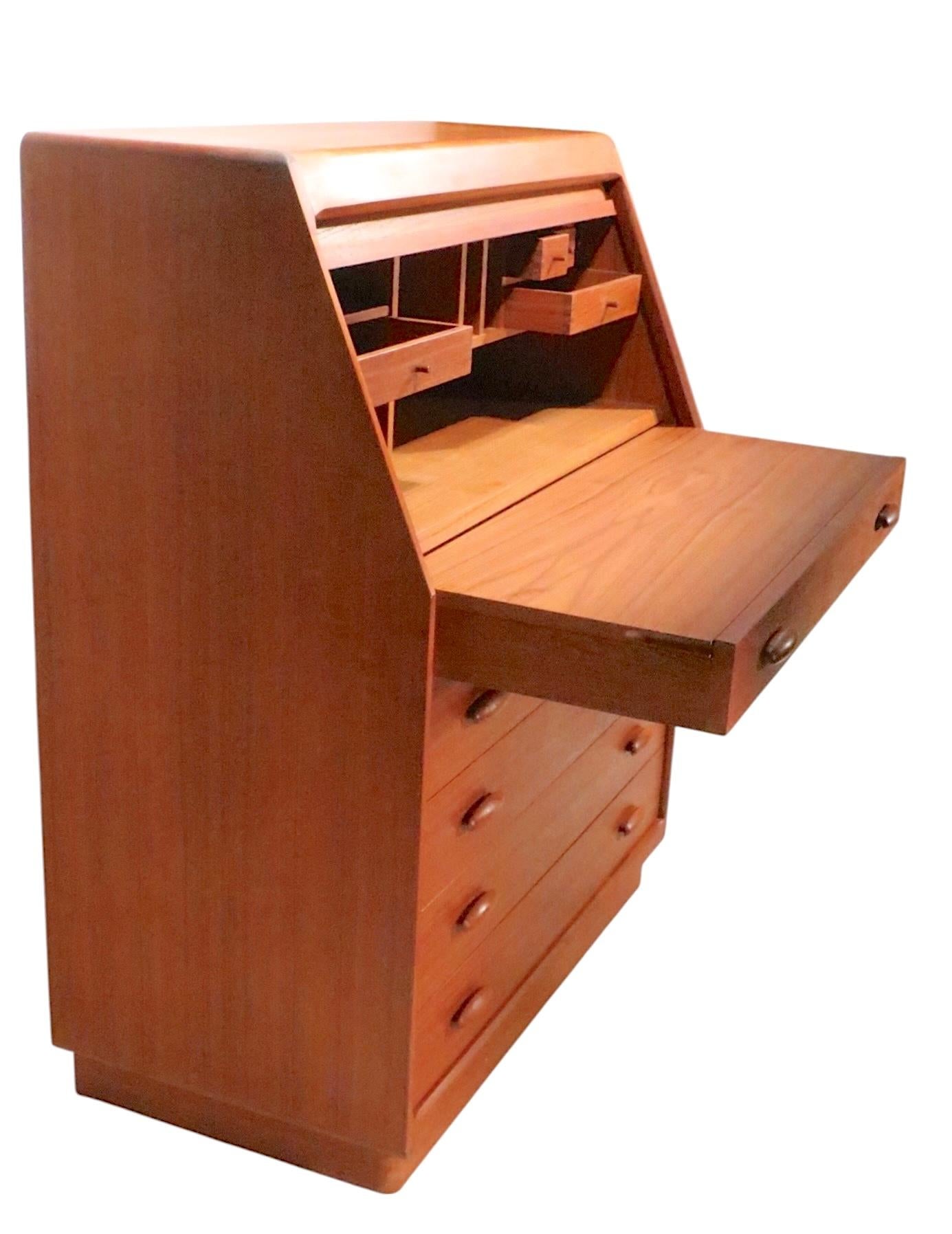 Mid Century Danish Modern Sekretär Schreibtisch Eitelkeit Kommode von Dyrlund c 1960/70's im Angebot 9